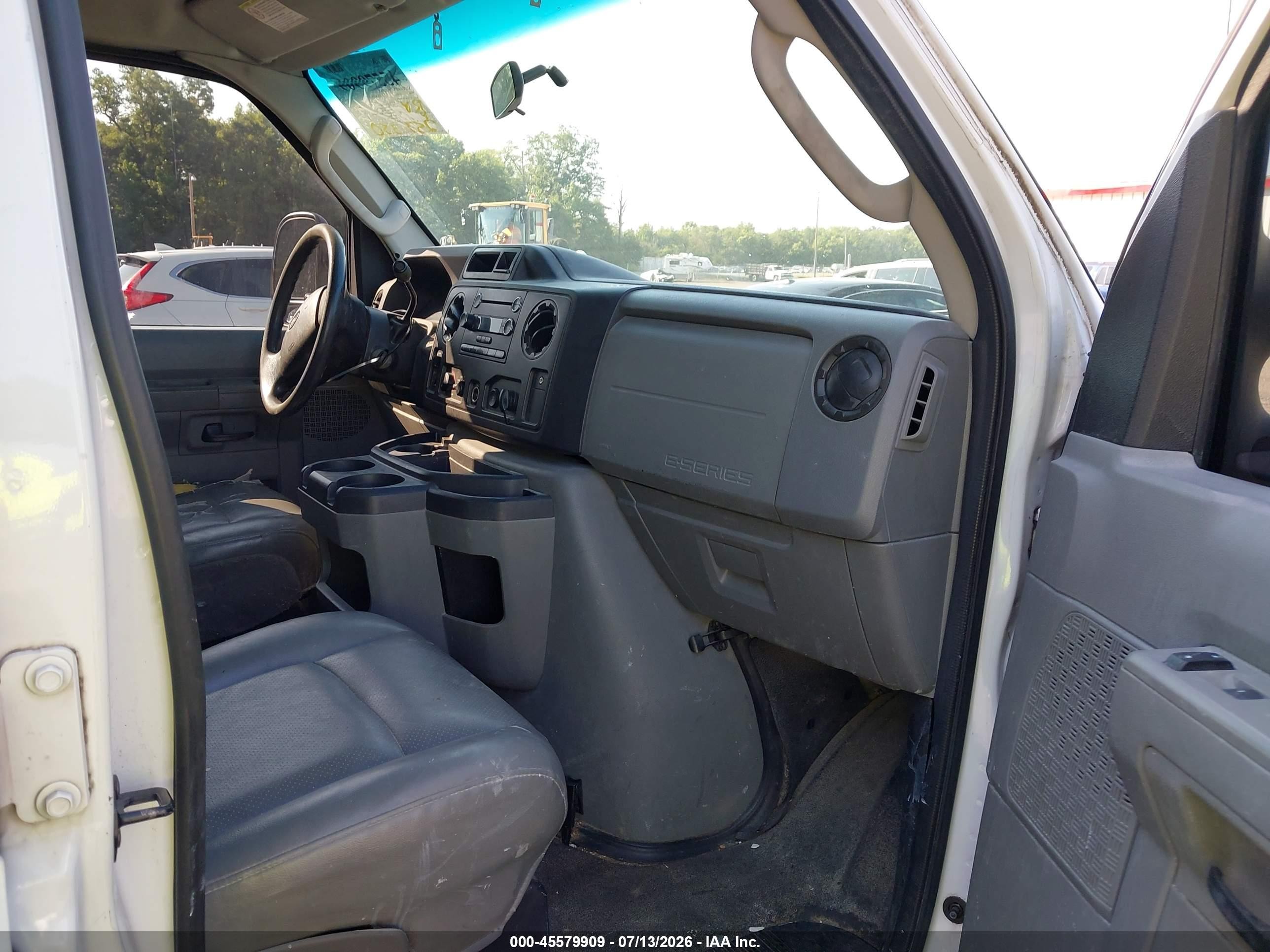 2009 Ford E-350 Super Duty Commercial/recreational White vin: 1FTSE34LX9DA66044