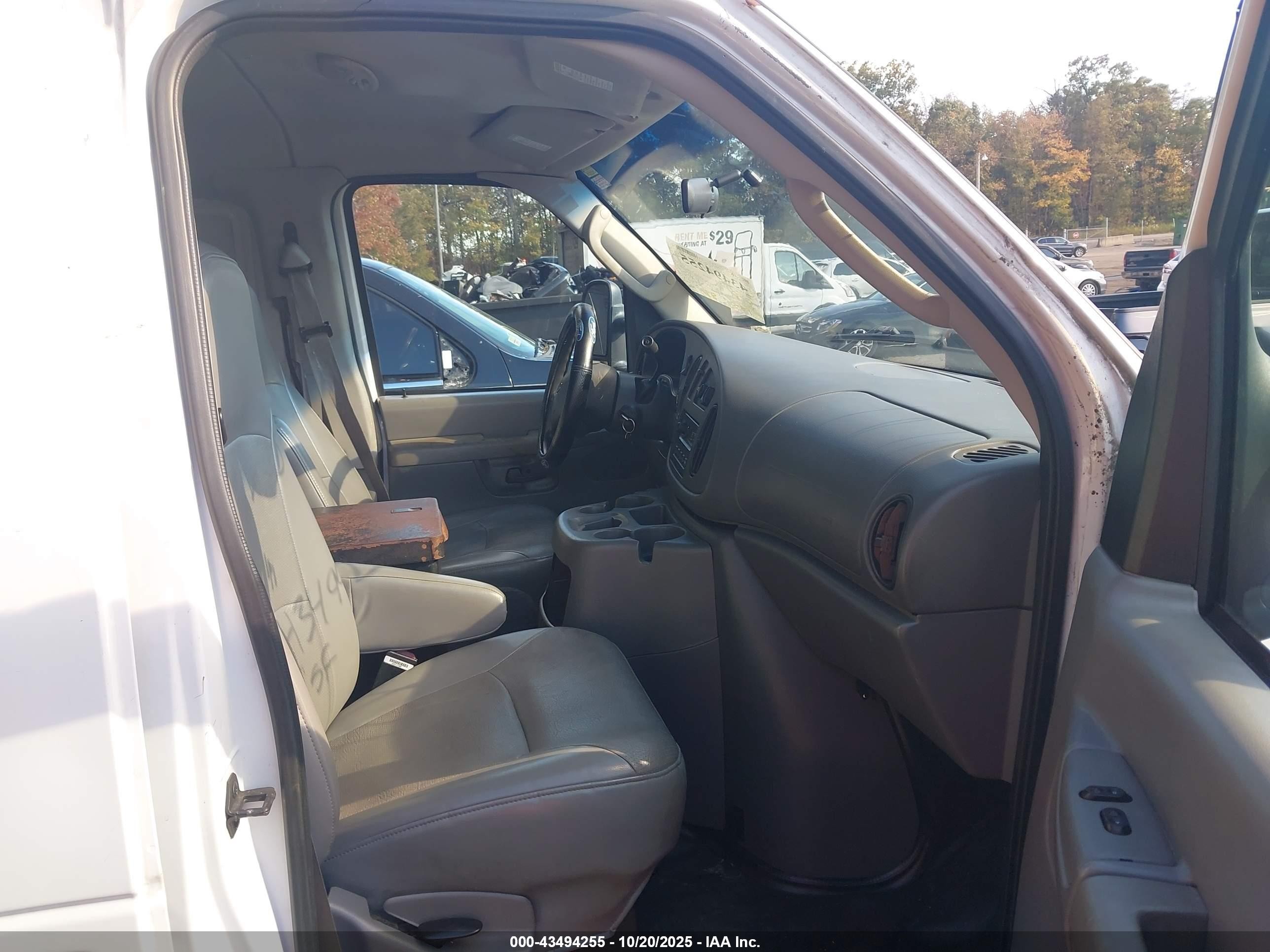 2005 Ford E-350 Super Duty Commercial/recreational White vin: 1FTSE34S25HA33940