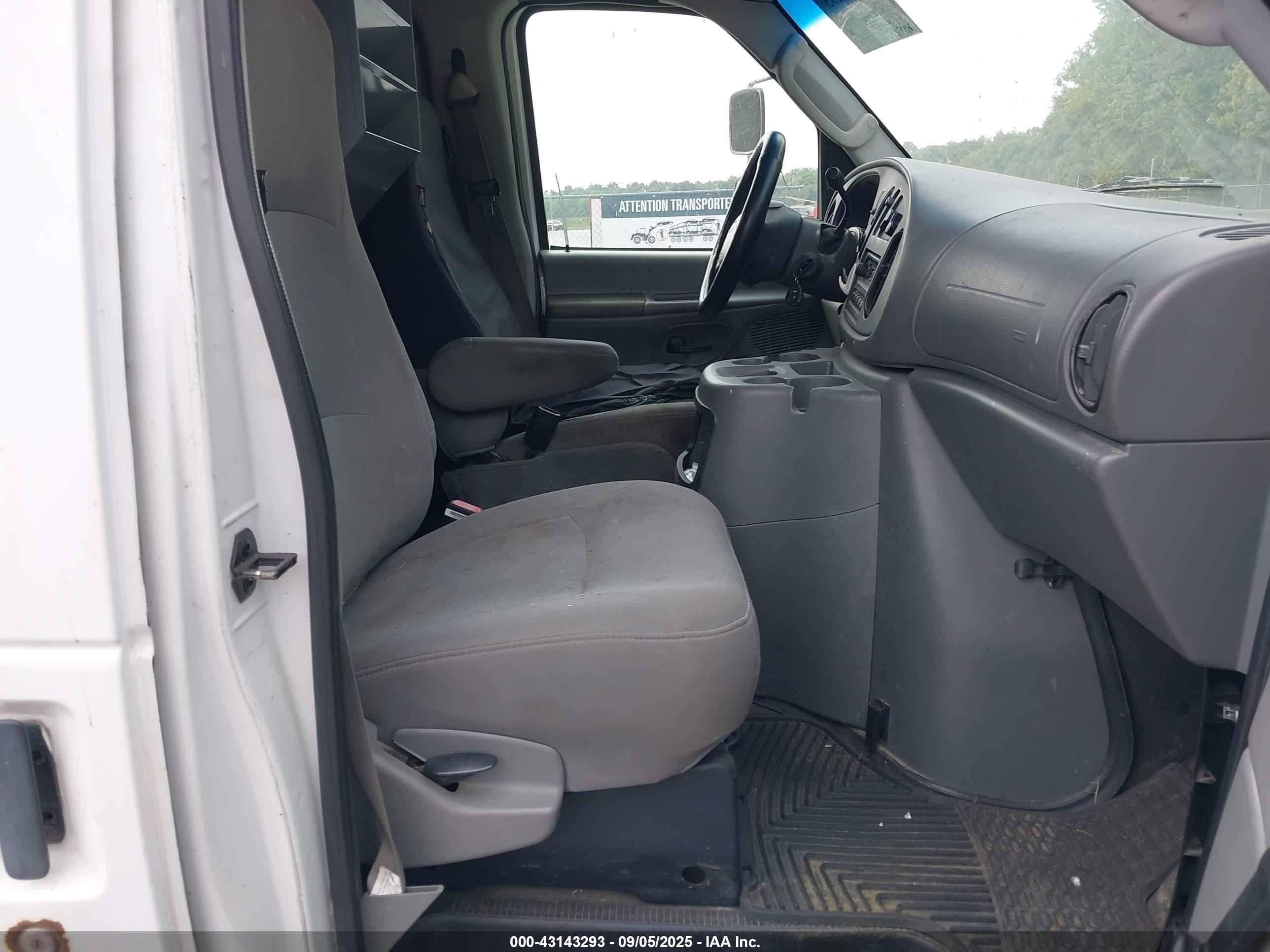 2005 Ford E-350 Super Duty Commercial/recreational White vin: 1FTSE34S75HA79859