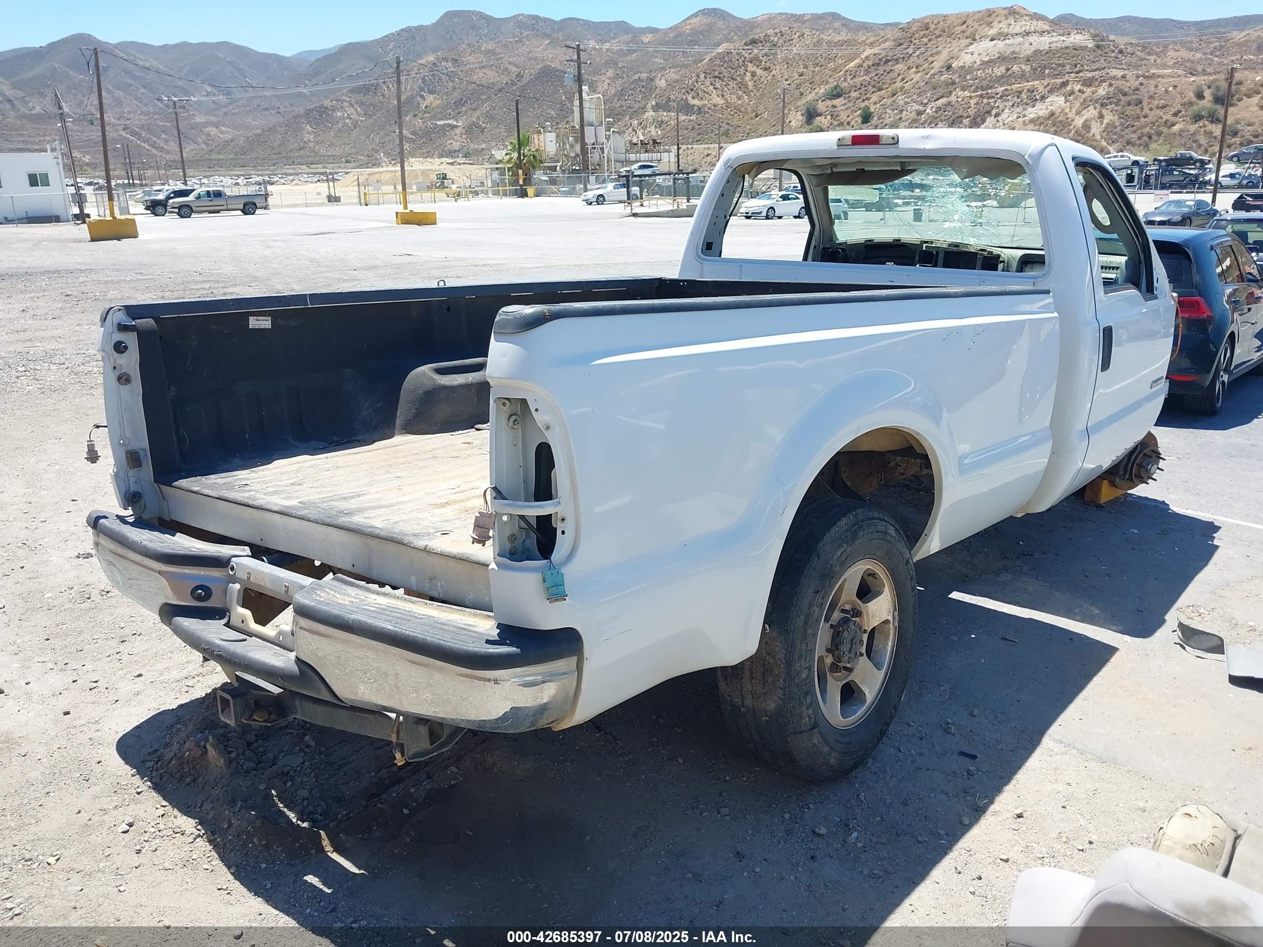2005 Ford F-250   White vin: 1FTSF20P05EA38032