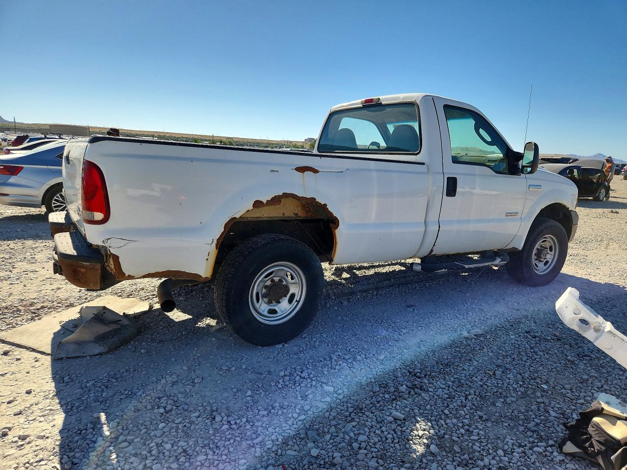 2005 Ford F250 Super Duty White vin: 1FTSF21P15ED29458