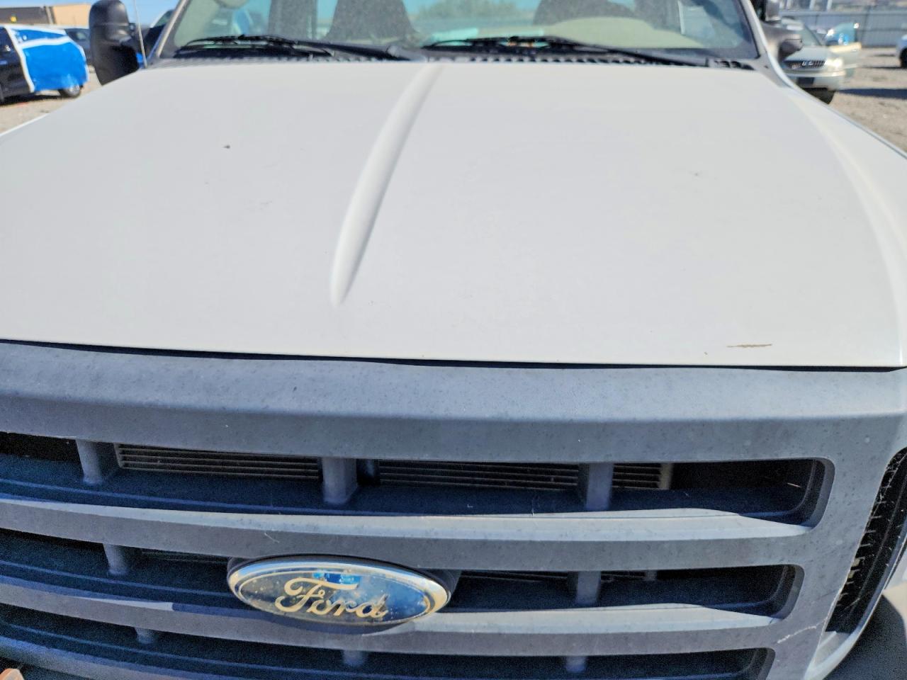 2005 Ford F250 Super Duty White vin: 1FTSF21P15ED29458
