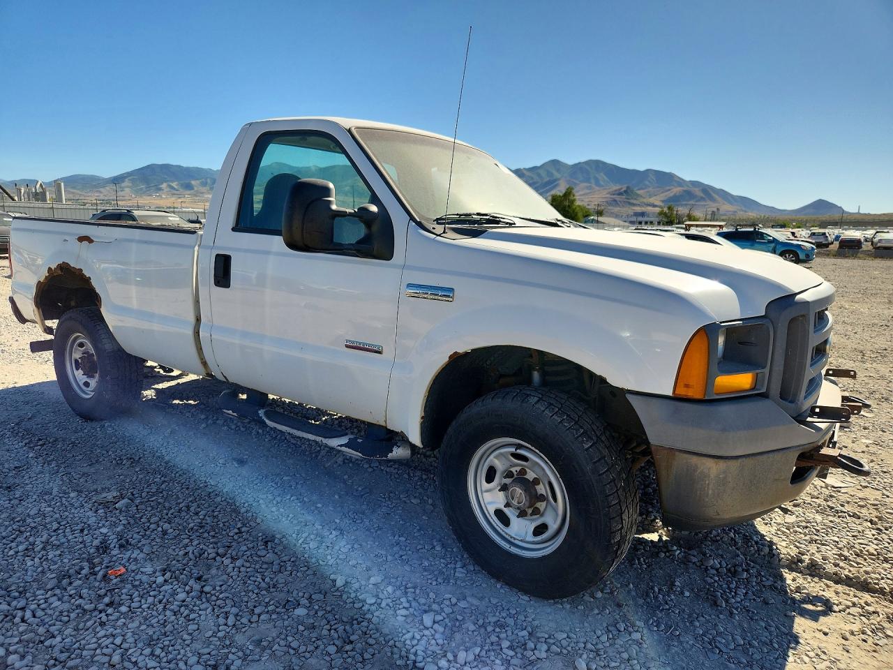 2005 Ford F250 Super Duty White vin: 1FTSF21P15ED29458