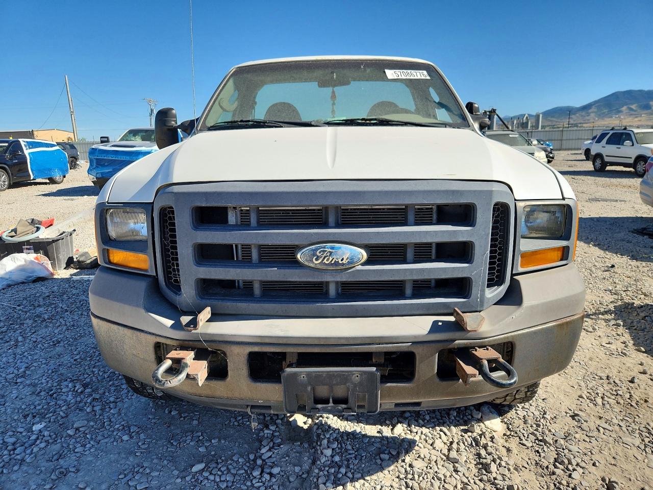 2005 Ford F250 Super Duty White vin: 1FTSF21P15ED29458