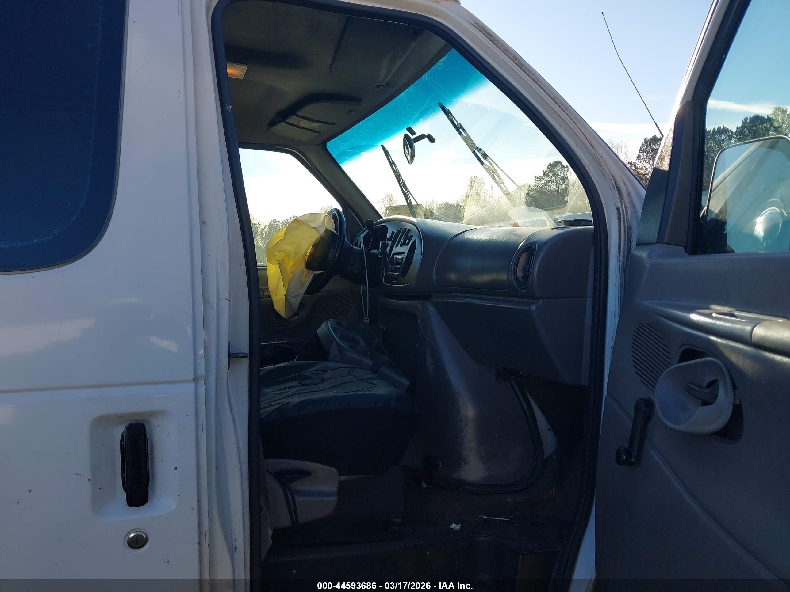 2000 Ford E-350 Super Duty Commercial/recreational White vin: 1FTSS34F3YHB35277