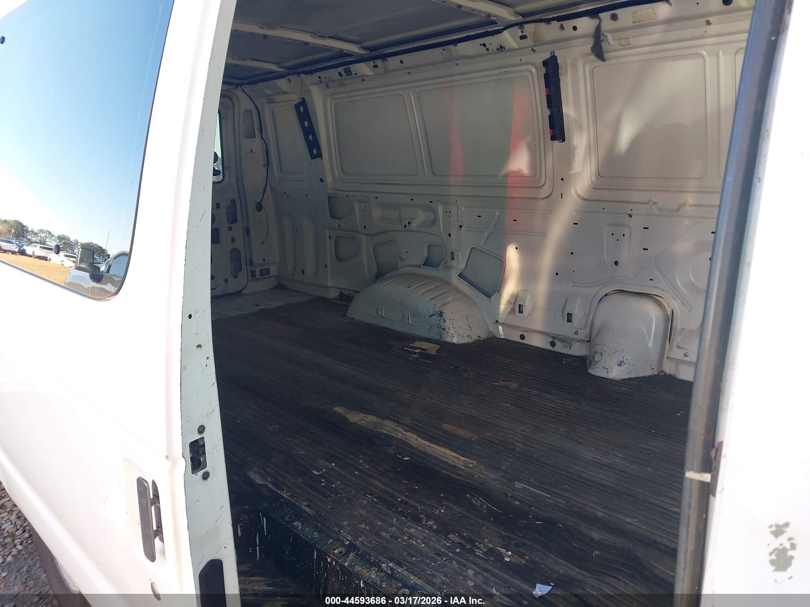 2000 Ford E-350 Super Duty Commercial/recreational White vin: 1FTSS34F3YHB35277