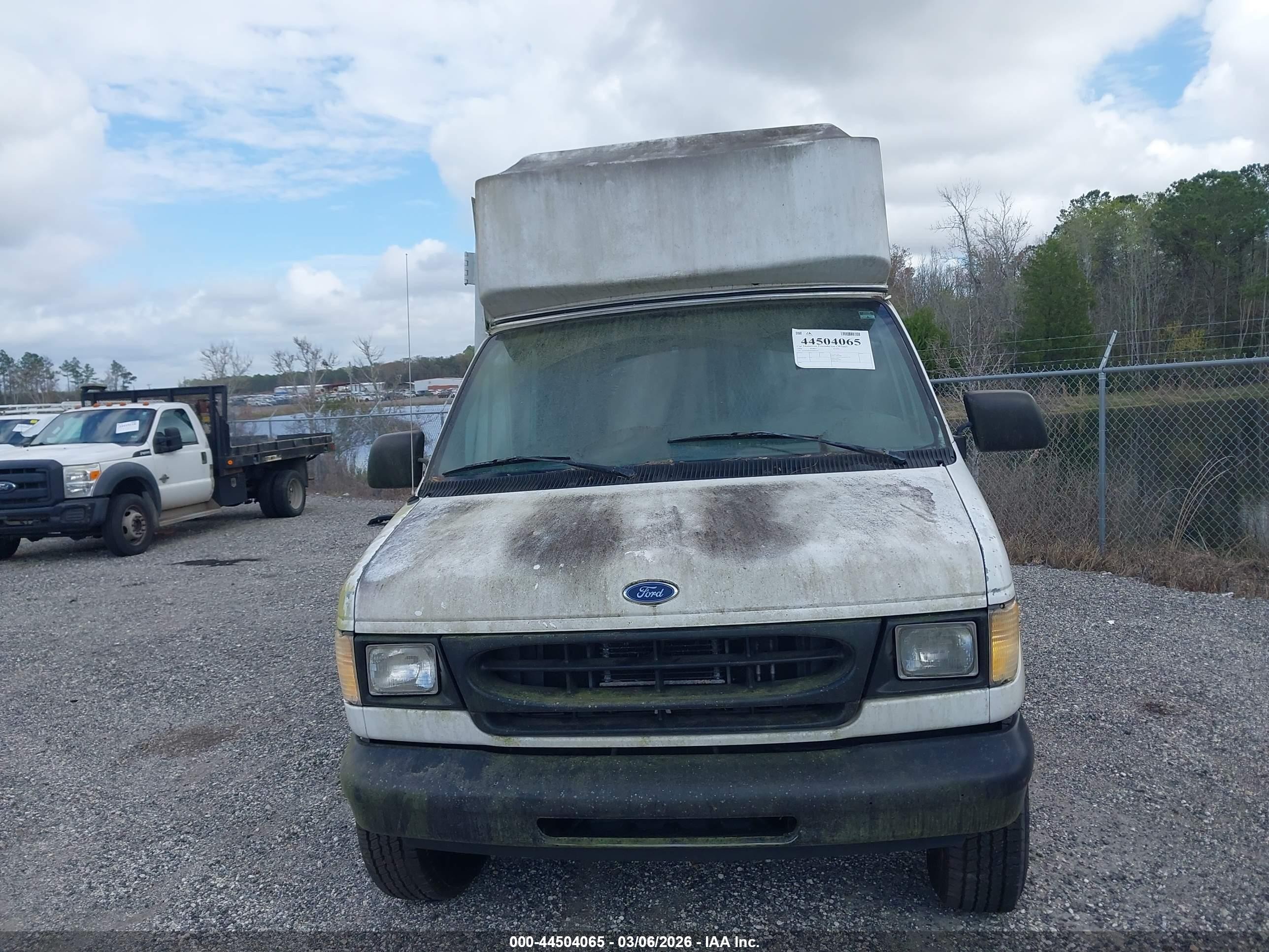 1998 Ford E-350 Commercial/recreational White vin: 1FTSS34F6WHB62597