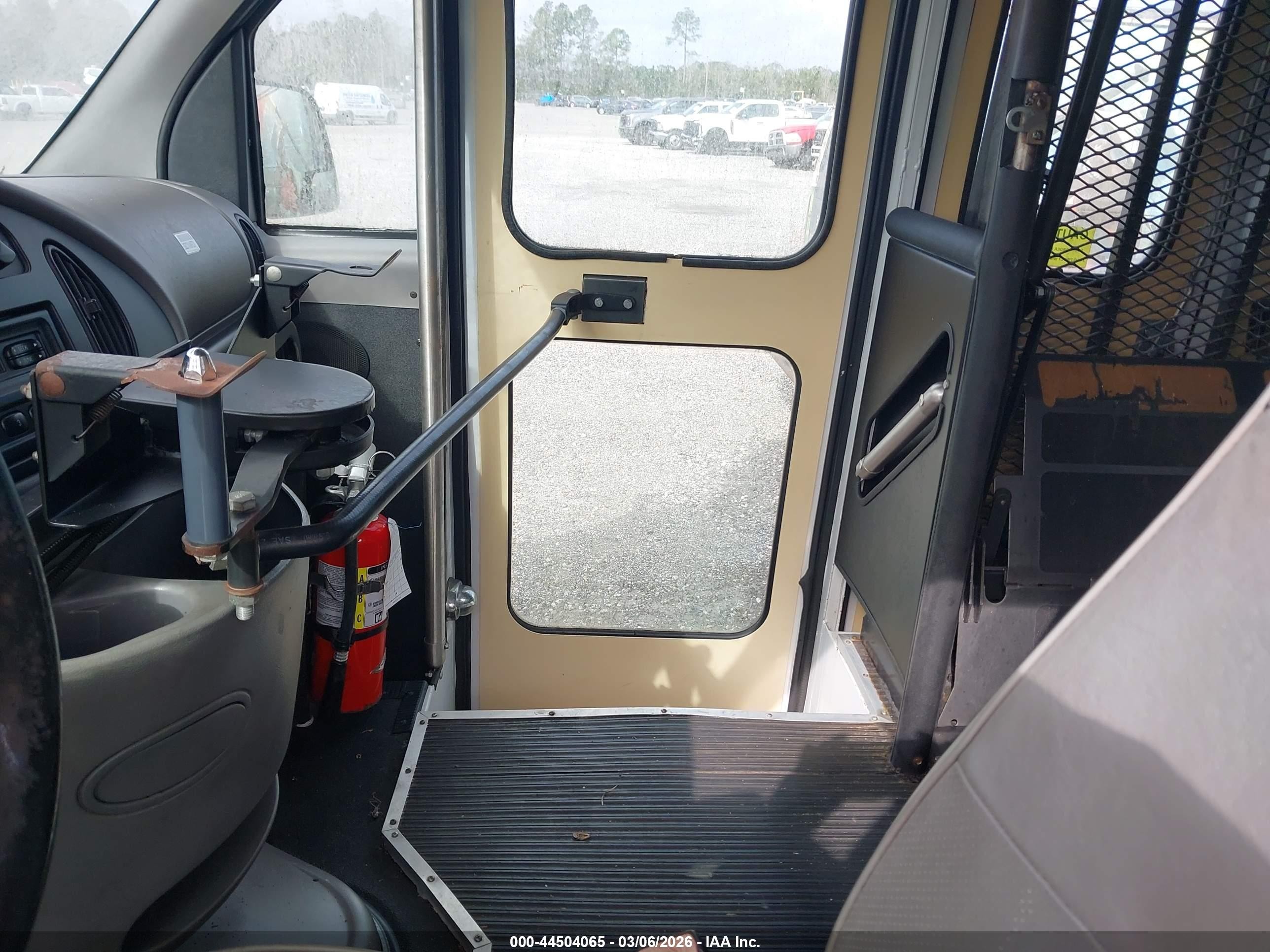 1998 Ford E-350 Commercial/recreational White vin: 1FTSS34F6WHB62597
