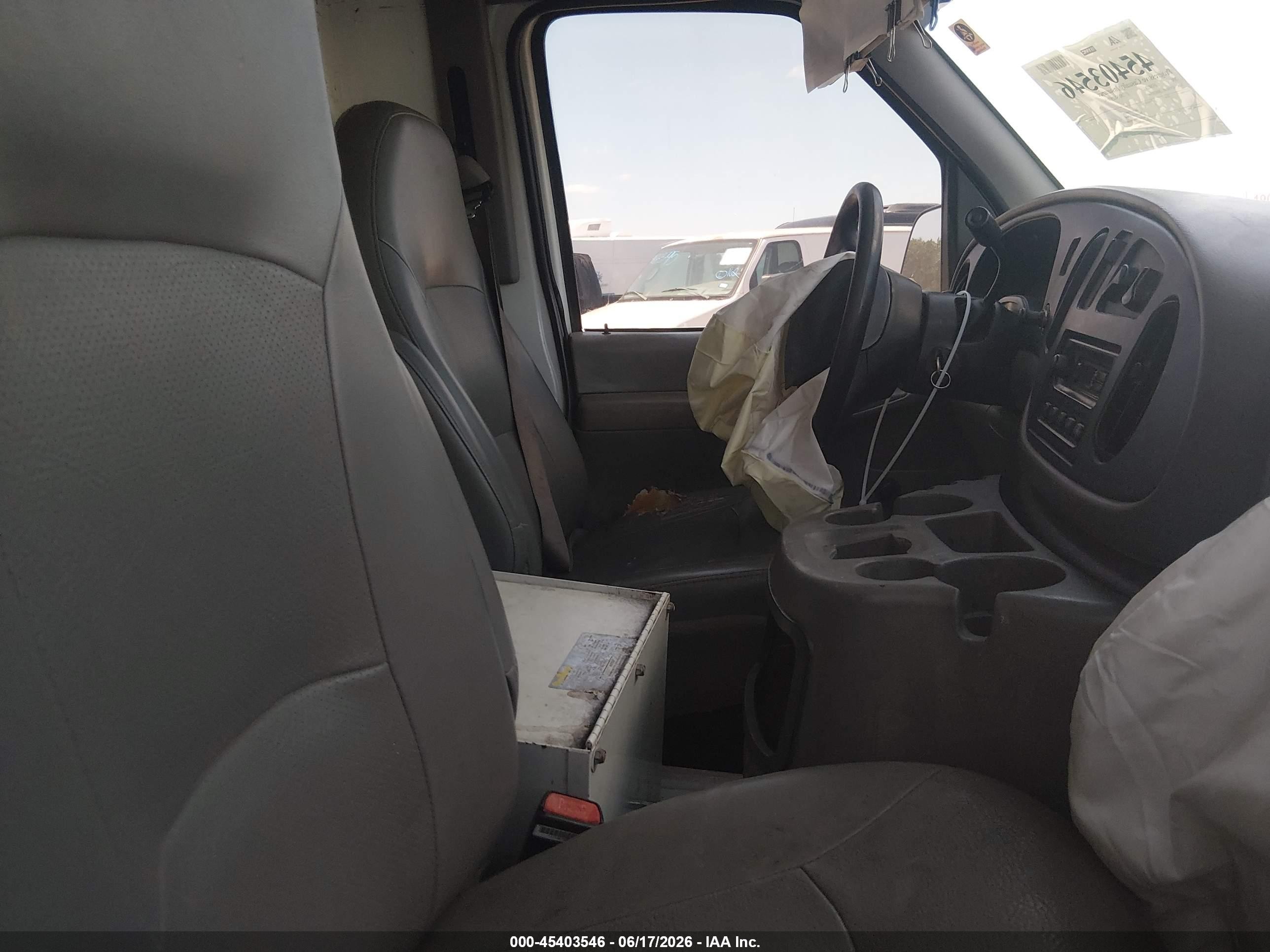 2002 Ford E-350 Super Duty Commercial/recreational White vin: 1FTSS34L02HB32219
