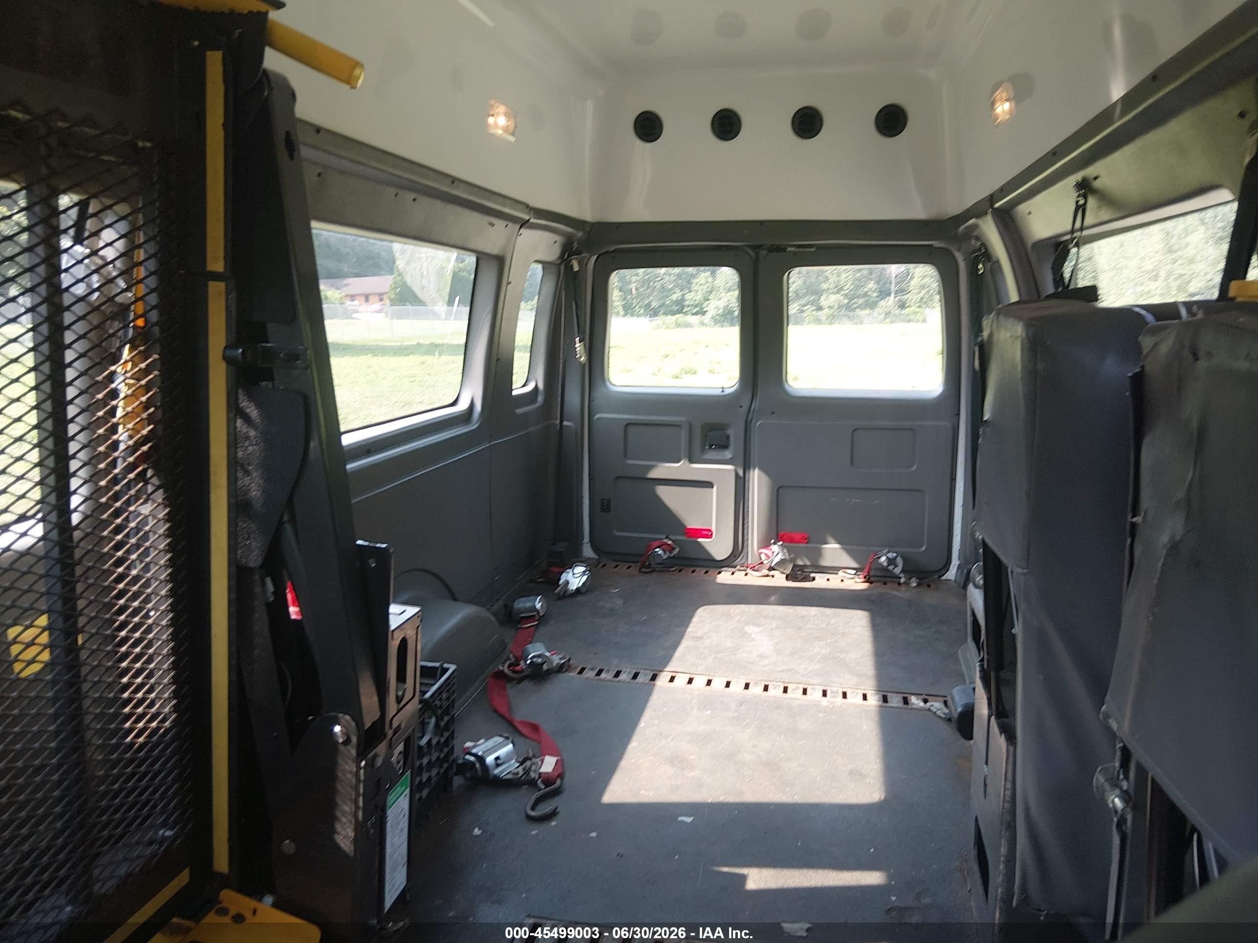 2009 Ford E-350 Super Duty Commercial/recreational Белый vin: 1FTSS34L19DA29912