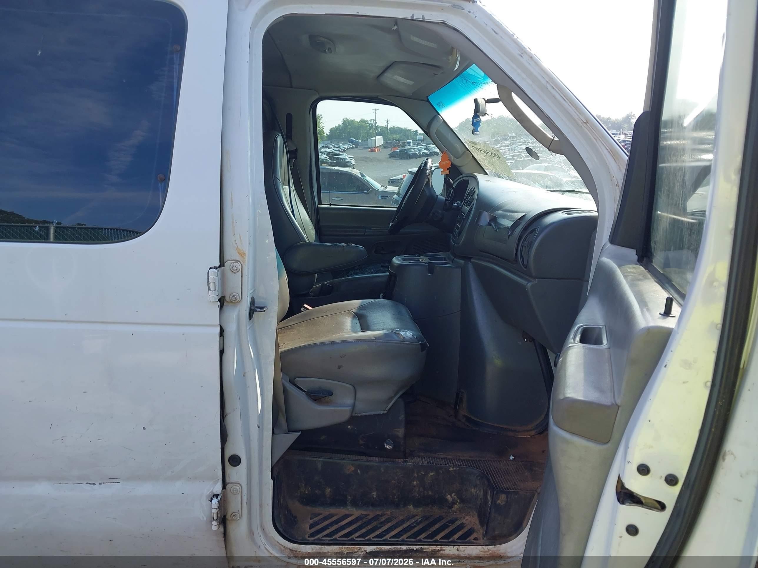 2004 Ford E-350 Super Duty Commercial/recreational White vin: 1FTSS34P24HB51733