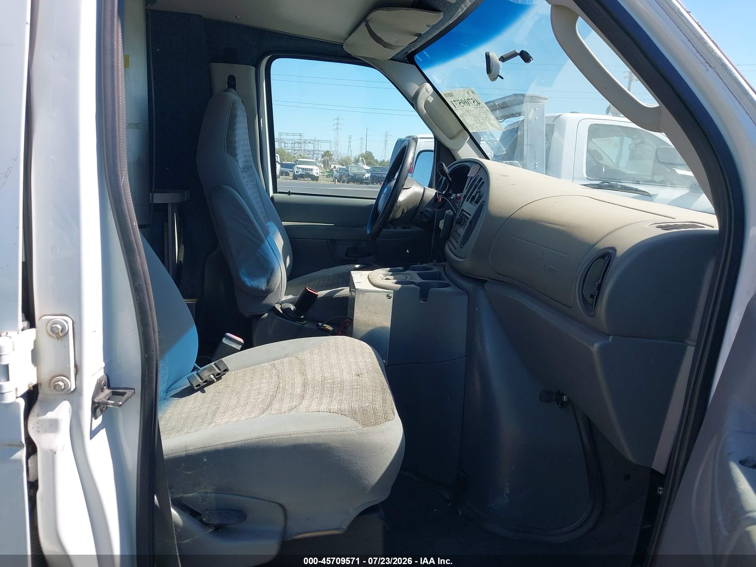 2004 Ford E-350 Super Duty Commercial/recreational White vin: 1FTSS34S04HA20434