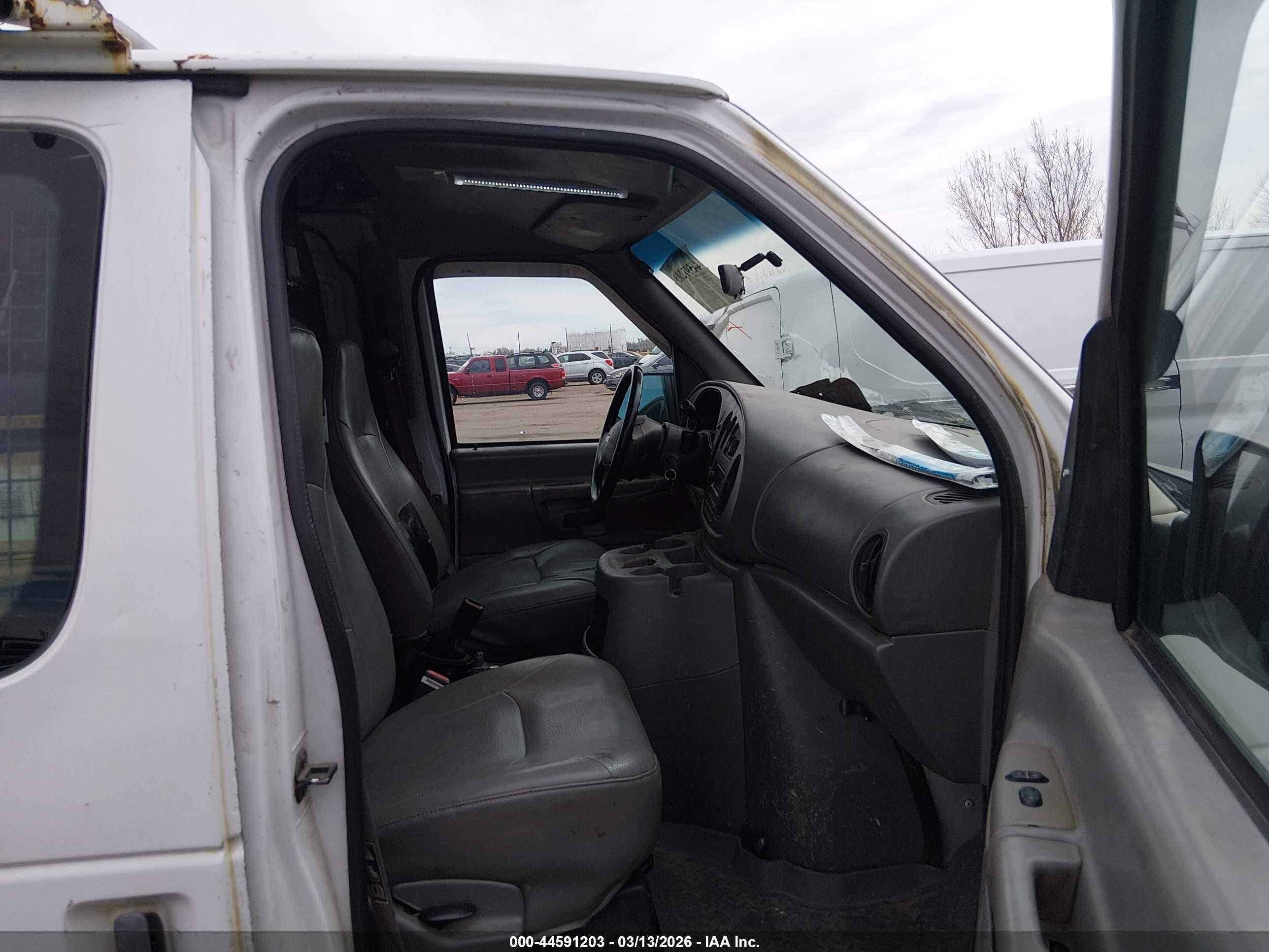 2000 Ford E-350 Super Duty Commercial/recreational White vin: 1FTSS34S4YHB46009