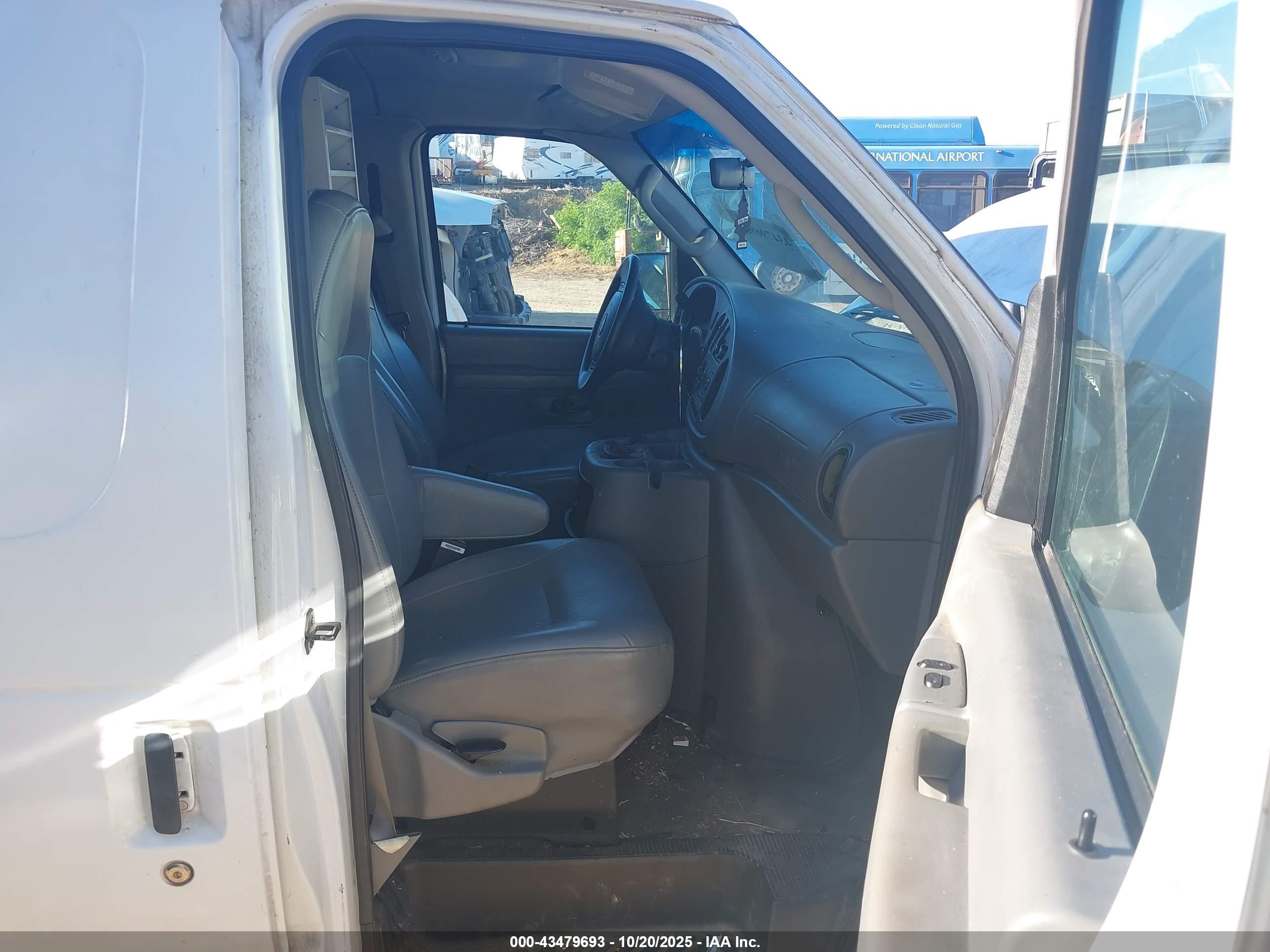 2005 Ford E-350 Super Duty Commercial/recreational White vin: 1FTSS34S75HA68692