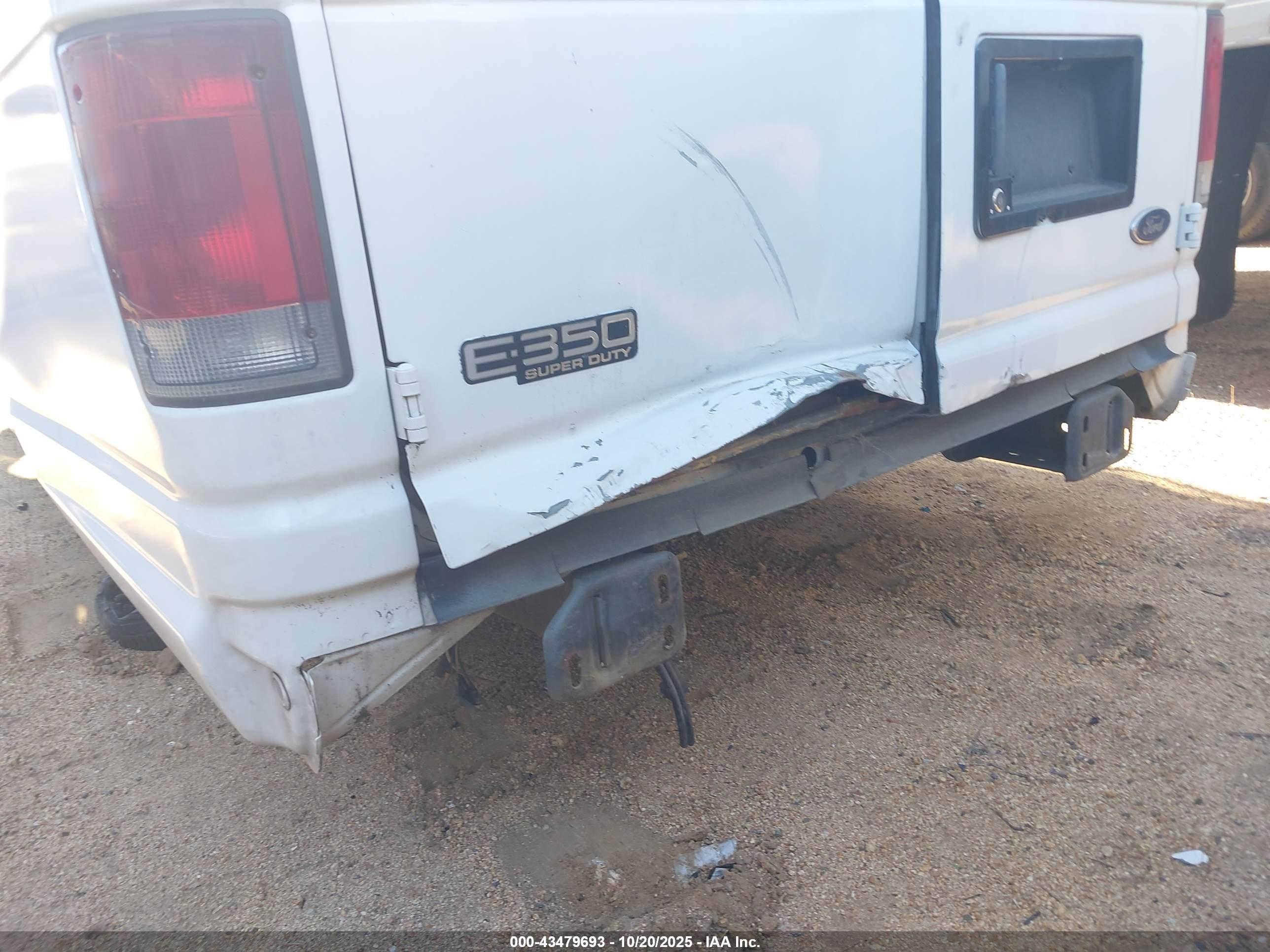 2005 Ford E-350 Super Duty Commercial/recreational White vin: 1FTSS34S75HA68692