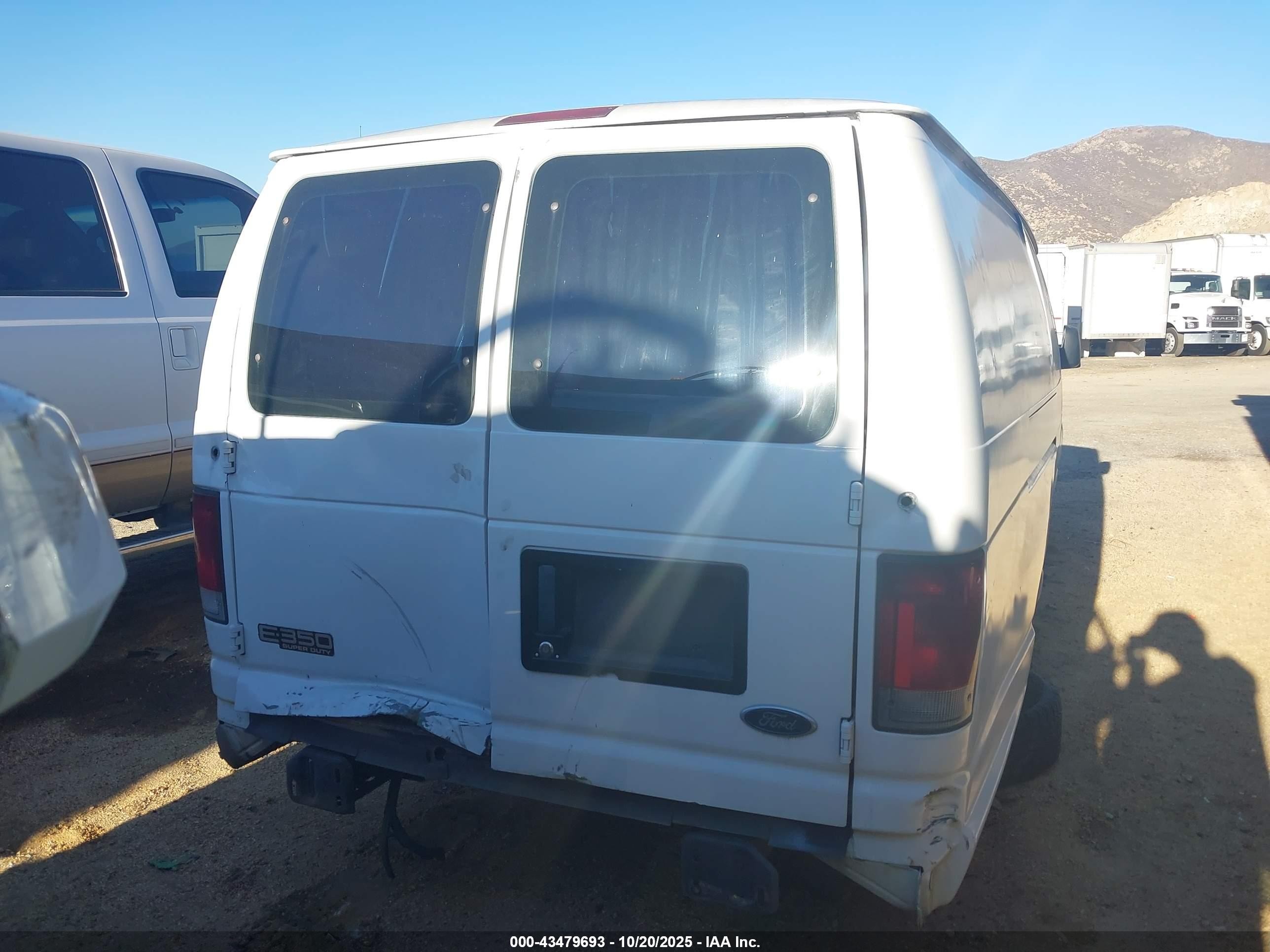 2005 Ford E-350 Super Duty Commercial/recreational White vin: 1FTSS34S75HA68692