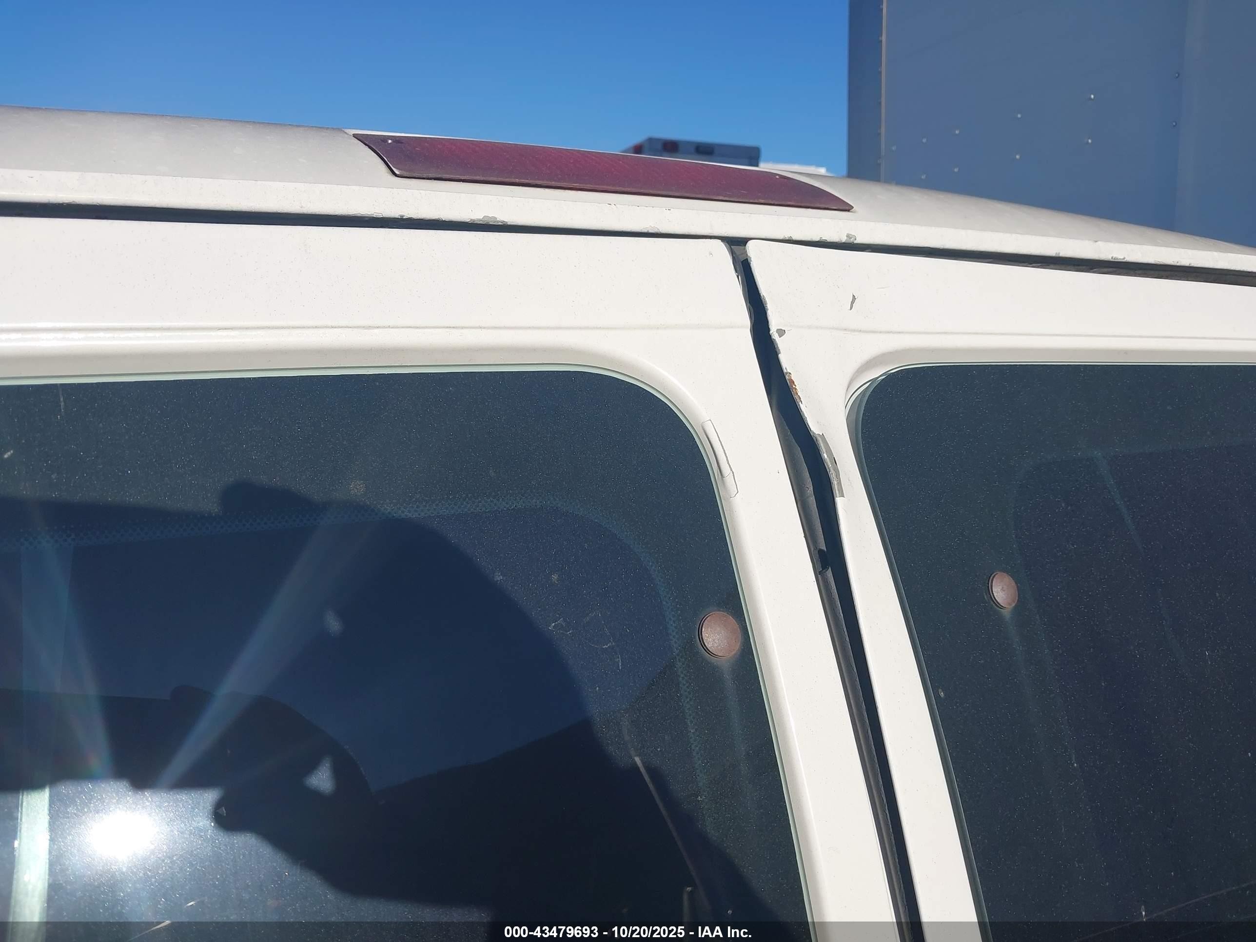 2005 Ford E-350 Super Duty Commercial/recreational White vin: 1FTSS34S75HA68692