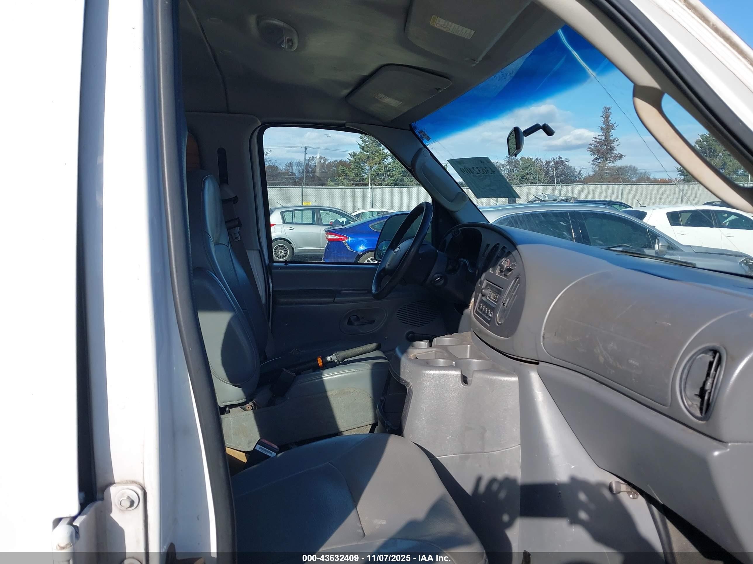 2005 Ford E-350 Super Duty Commercial/recreational White vin: 1FTSS34S95HA79600