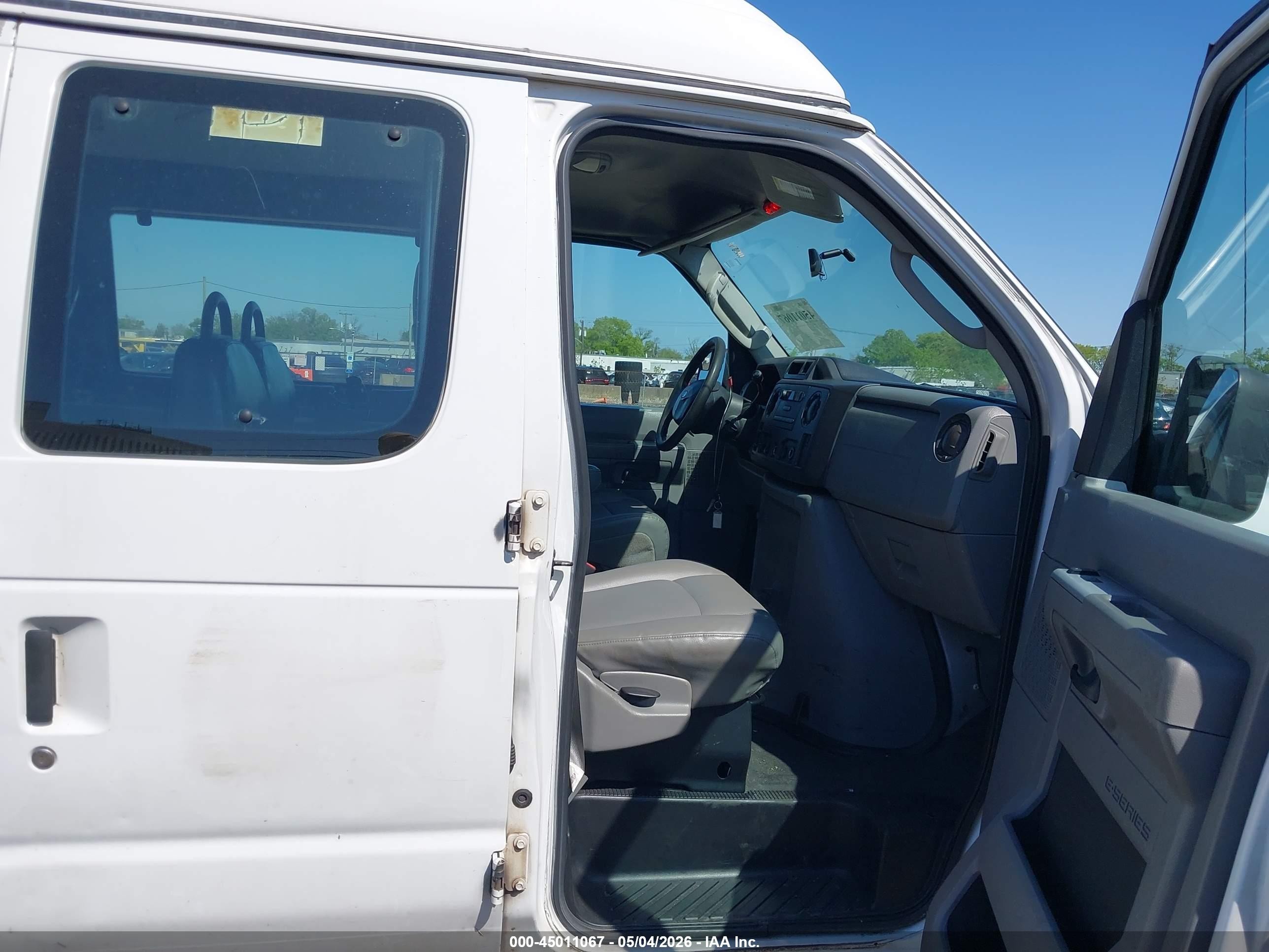 2010 Ford E-350 Super Duty Commercial/recreational White vin: 1FTSS3EL6ADA00358