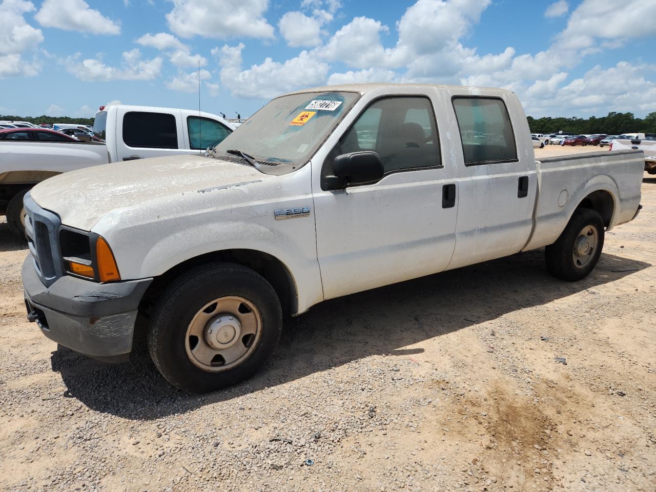 2006 Ford F250 Super Duty White vin: 1FTSW20506EB64536 Damage: Left Front Fender, Dent(S) W/ Paint Dmg, 5 To 6 Inches