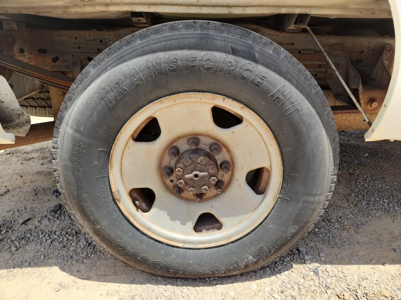 2006 Ford F250 Super Duty White vin: 1FTSW20506EB64536 Damage: Right Rear Tire, Worn, Replacement Required