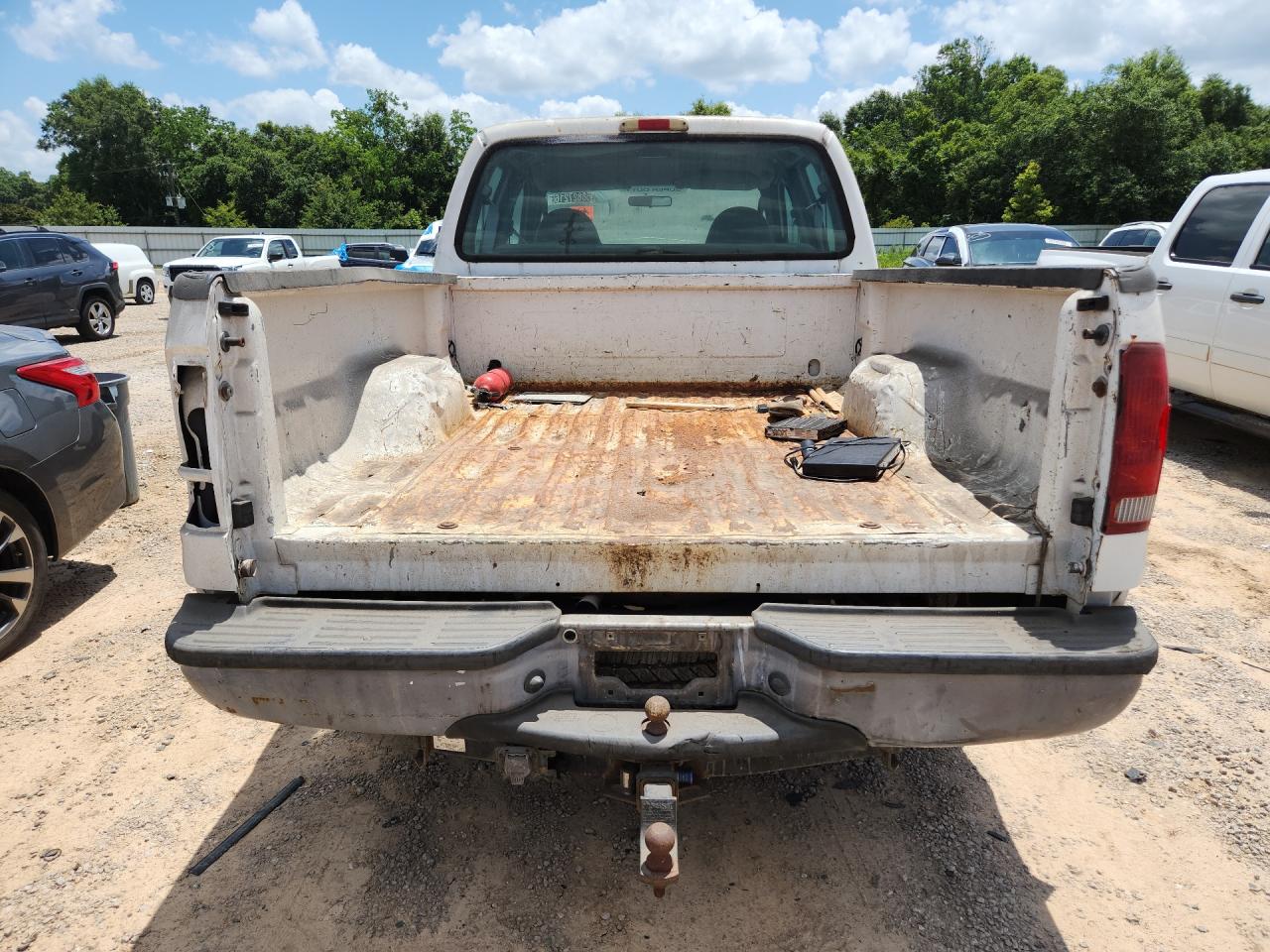 2006 Ford F250 Super Duty White vin: 1FTSW20506EB64536 Damage: Tailgate, Missing, Replacement Required