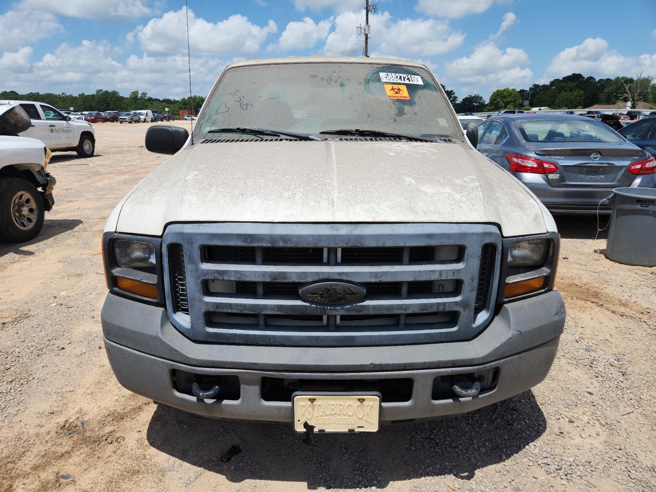 2006 Ford F250 Super Duty White vin: 1FTSW20506EB64536 Damage: Grille, Gouged, > 12 Inches