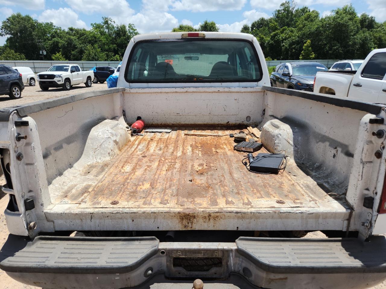 2006 Ford F250 Super Duty White vin: 1FTSW20506EB64536 Damage: Inside Bed, Rust, > 12 Inches