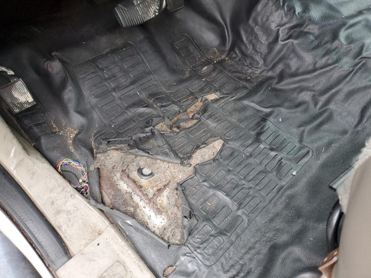 2008 Ford F250 Super Duty Silver vin: 1FTSW20R08EB96540 Damage: Left Front Carpet, Torn, > 12 Inches