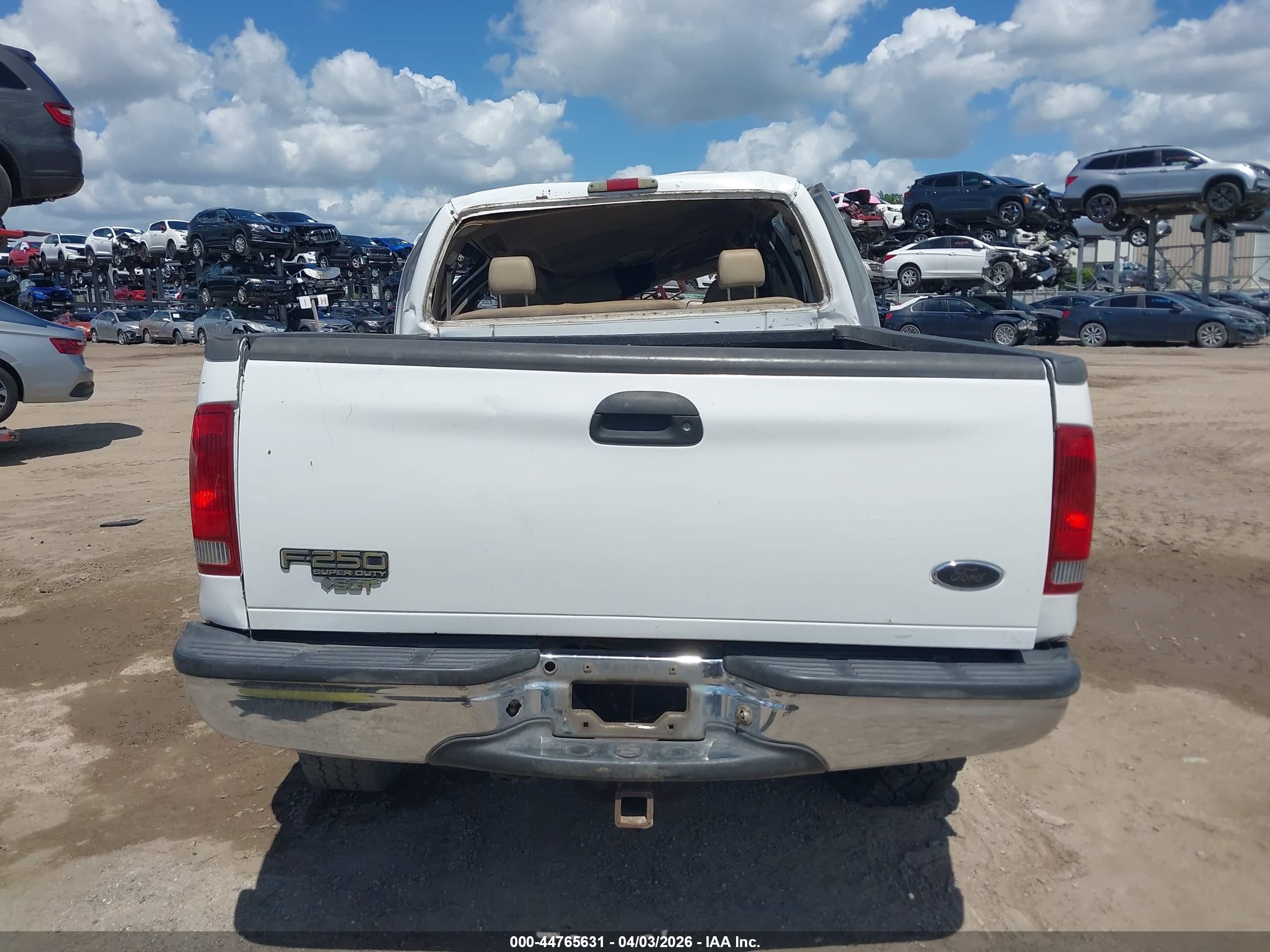 2005 Ford F-250   White vin: 1FTSW21P05EA03067