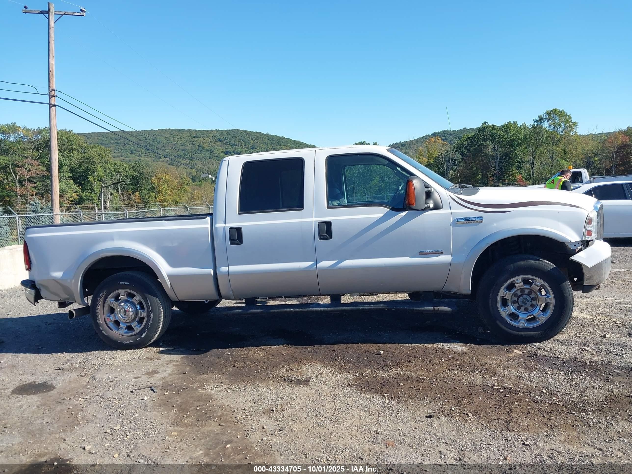 2005 Ford F-250   White vin: 1FTSW21P25EA76604