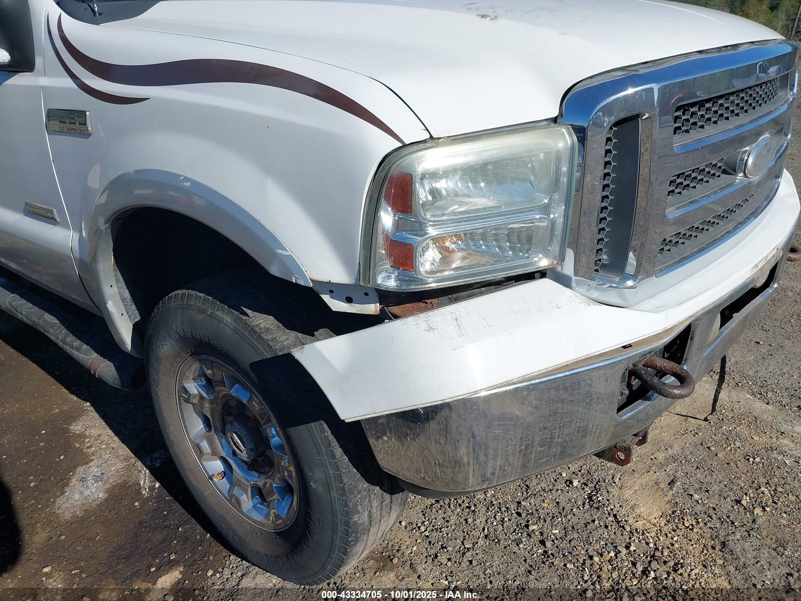 2005 Ford F-250   White vin: 1FTSW21P25EA76604