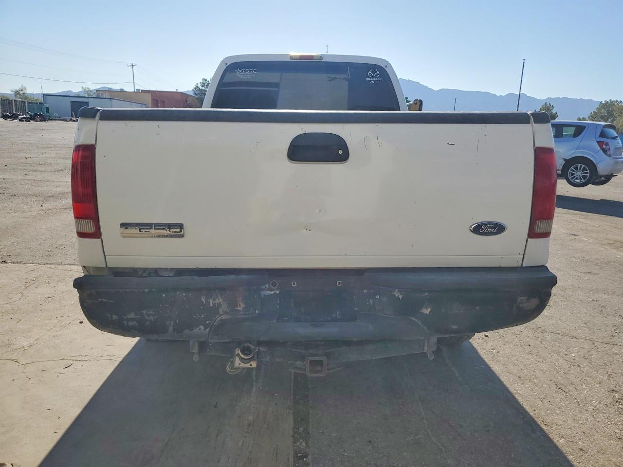 2005 Ford F250 Super Duty White vin: 1FTSW21P95EB19237