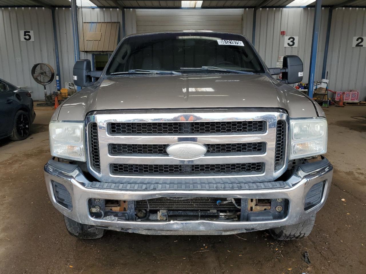 2005 Ford F250 Super Duty Beige vin: 1FTSW21P95EB20761 Damage: Grille, Chipped, 2