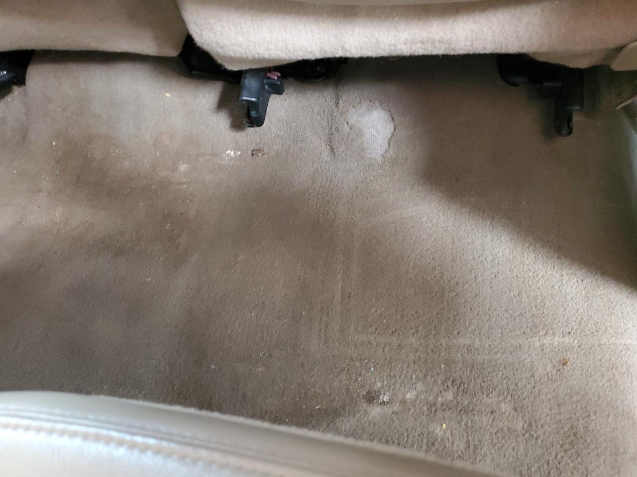 2005 Ford F250 Super Duty Beige vin: 1FTSW21P95EB20761 Damage: Right Rear Carpet, Worn, Acceptable