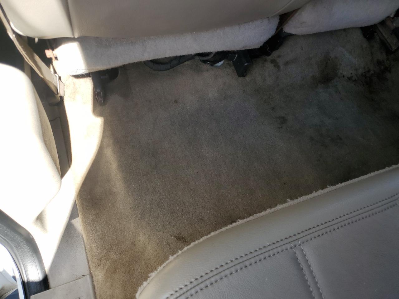 2008 Ford F250 Super Duty White vin: 1FTSW21R78ED29096 Damage: Left Rear Carpet, Stained, Permanent
