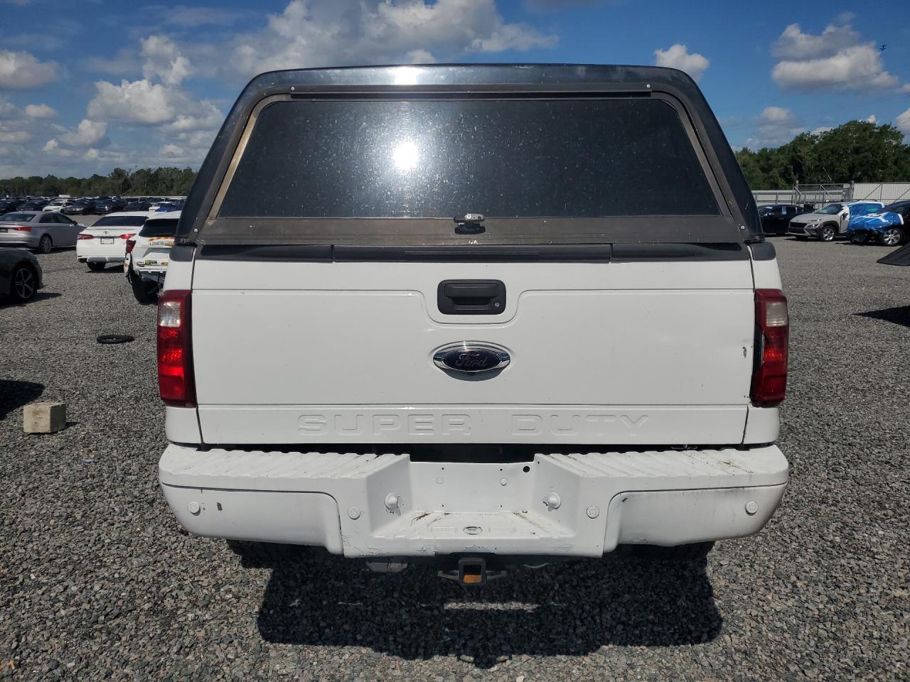 2008 Ford F250 Super Duty White vin: 1FTSW21R78ED29096 Damage: Right Tail Light, Broken, Replacement Required