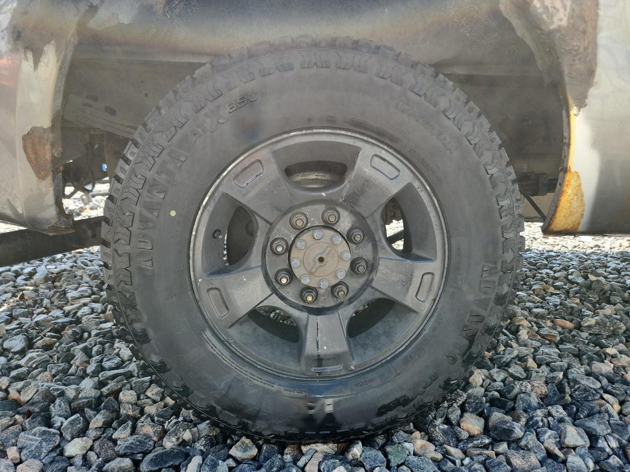 2010 Ford F250 Super Duty Gray vin: 1FTSW2B51AEA18765 Damage: Left Rear Center Cap, Missing, Replacement Required