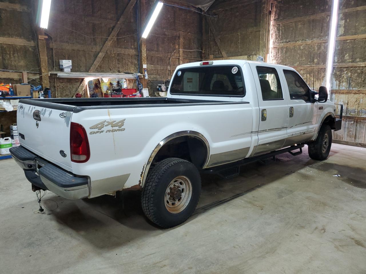 2002 Ford F350 Srw Super Duty White vin: 1FTSW31S42EA45876 Damage: Right Rear Wheel, Rust, Repair Required