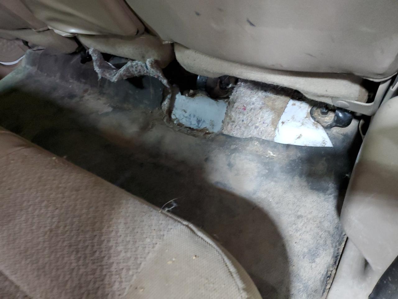 2002 Ford F350 Srw Super Duty White vin: 1FTSW31S42EA45876 Damage: Right Rear Carpet, Worn, Replacement Required