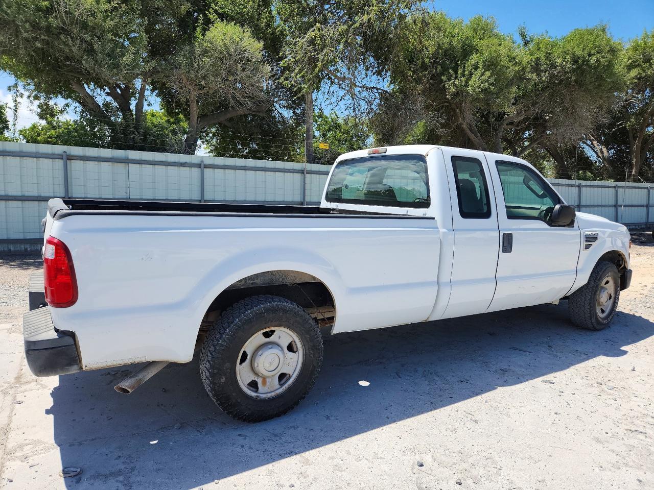 2008 Ford F250 Super Duty White vin: 1FTSX20548EE40880