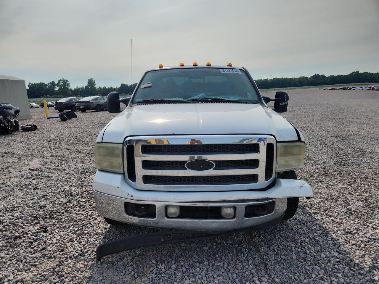 2005 Ford F250 Super Duty White vin: 1FTSX20P45EC28218 Damage: Front Bumper Cover Upper, Broken, Replacement Required