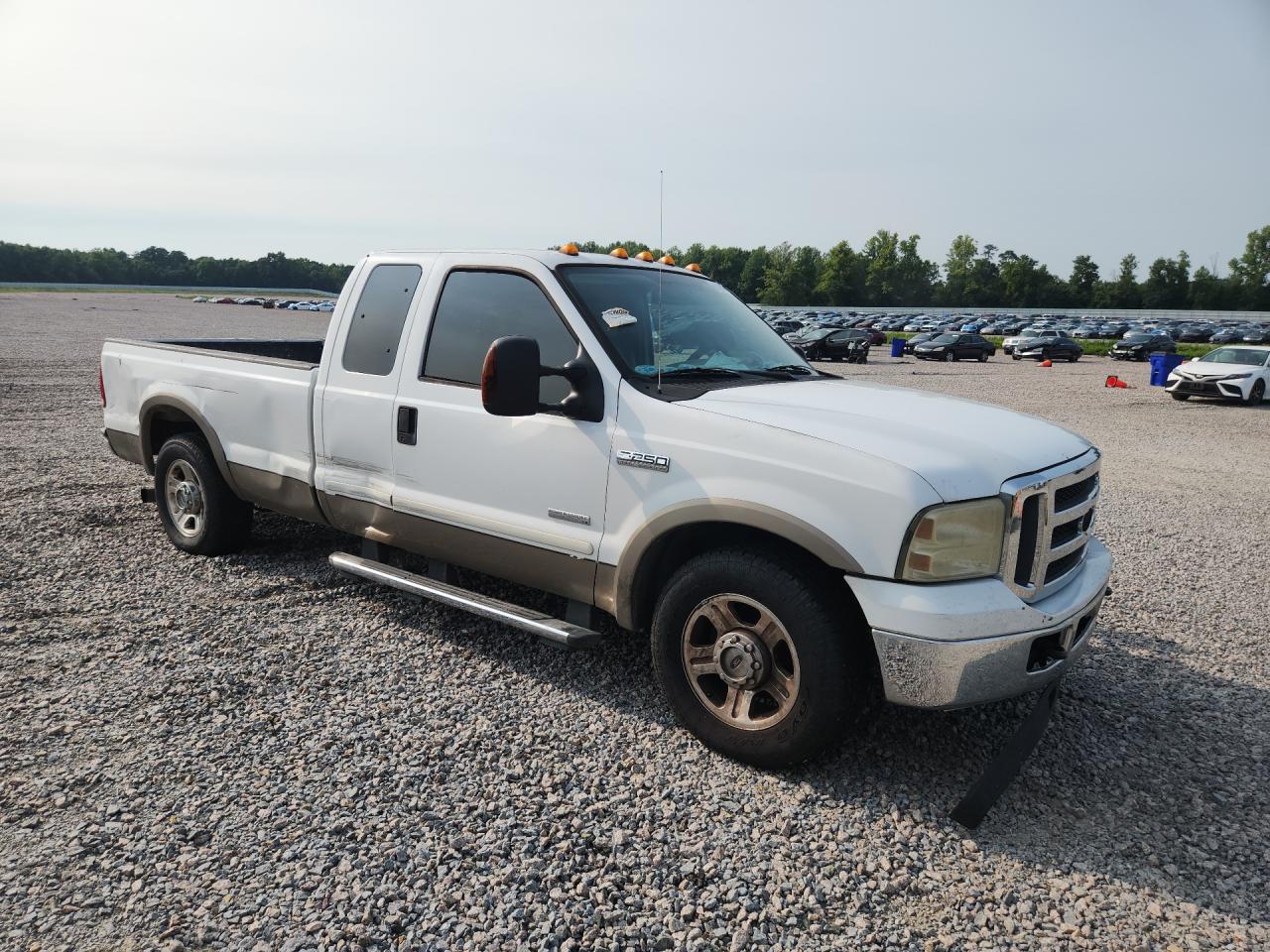 2005 Ford F250 Super Duty White vin: 1FTSX20P45EC28218 Damage: Right Front Door, Dent(S) W/ Paint Dmg, 5 To 6 Inches