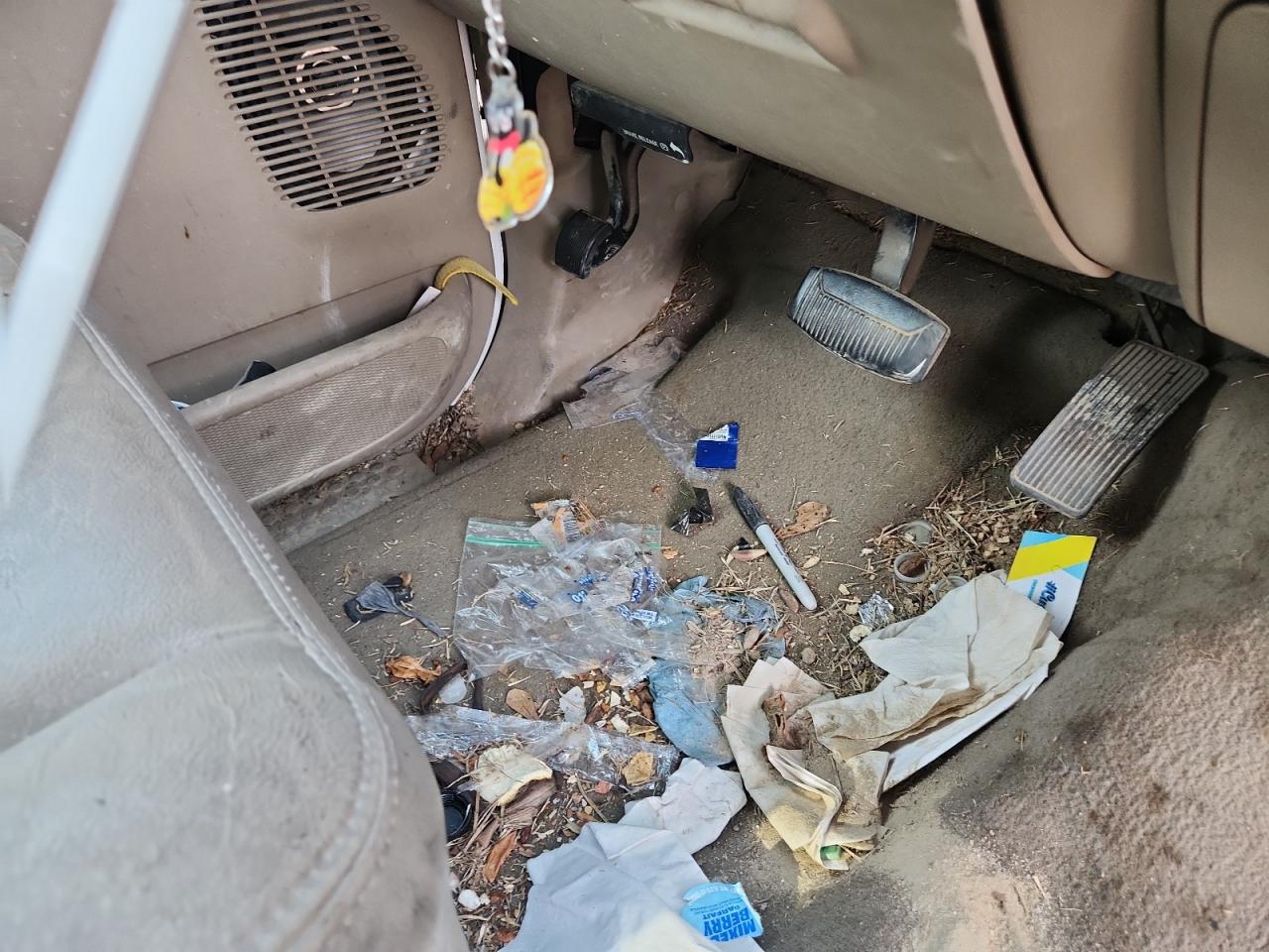 2005 Ford F250 Super Duty White vin: 1FTSX20P45EC28218 Damage: Left Front Carpet, Stained, Permanent