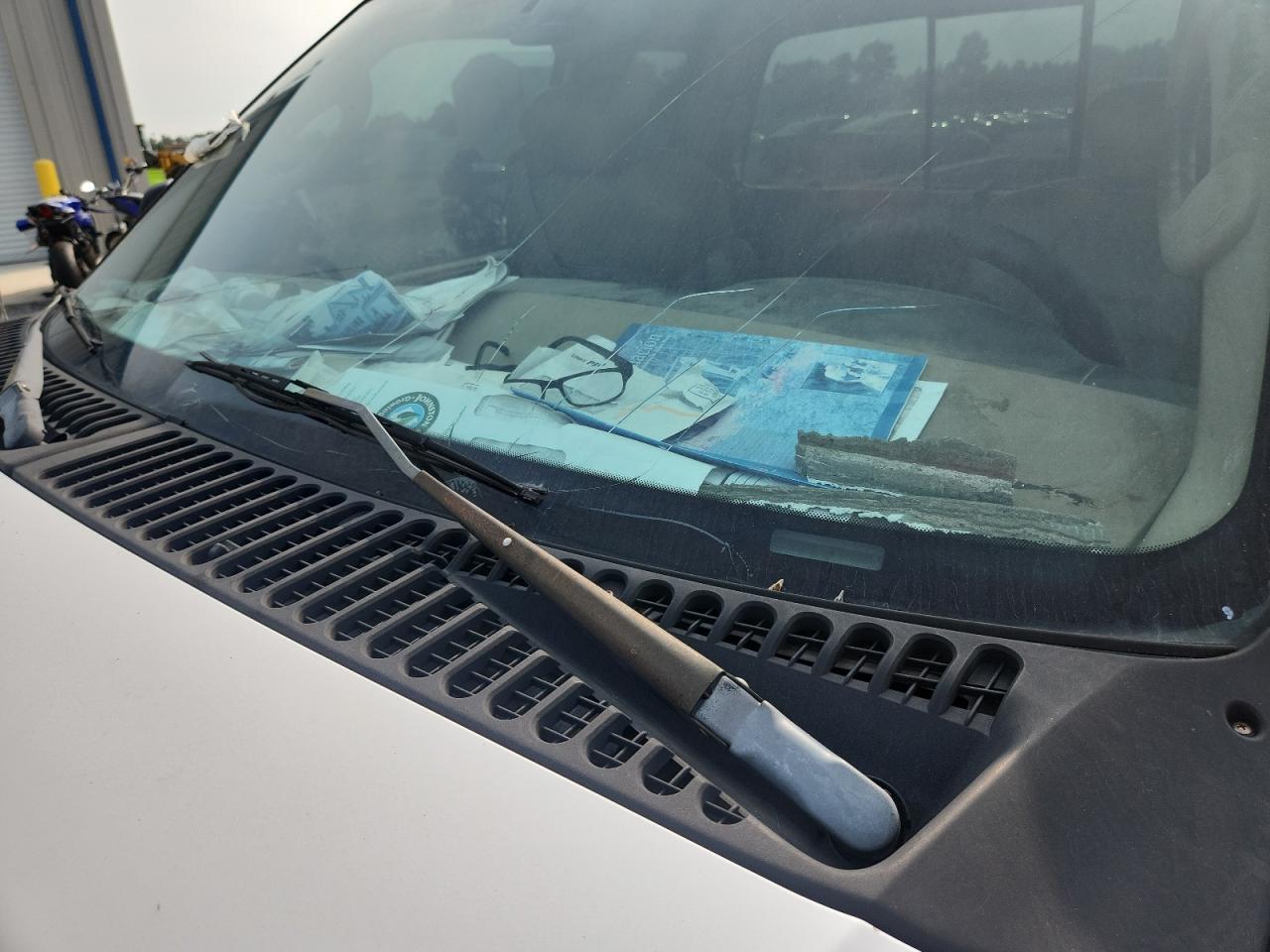 2005 Ford F250 Super Duty White vin: 1FTSX20P45EC28218 Damage: Windshield, Broken, Replacement Required