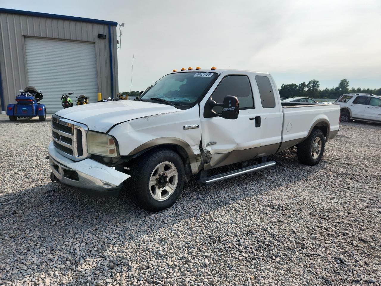 2005 Ford F250 Super Duty White vin: 1FTSX20P45EC28218 Damage: Left Front Fender, Severe Damage, Replacement Required