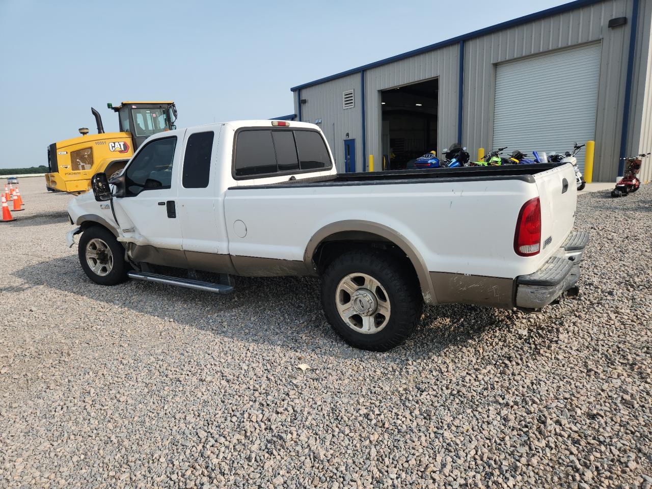 2005 Ford F250 Super Duty White vin: 1FTSX20P45EC28218 Damage: Left Bed Side, Severe Damage, Replacement Required