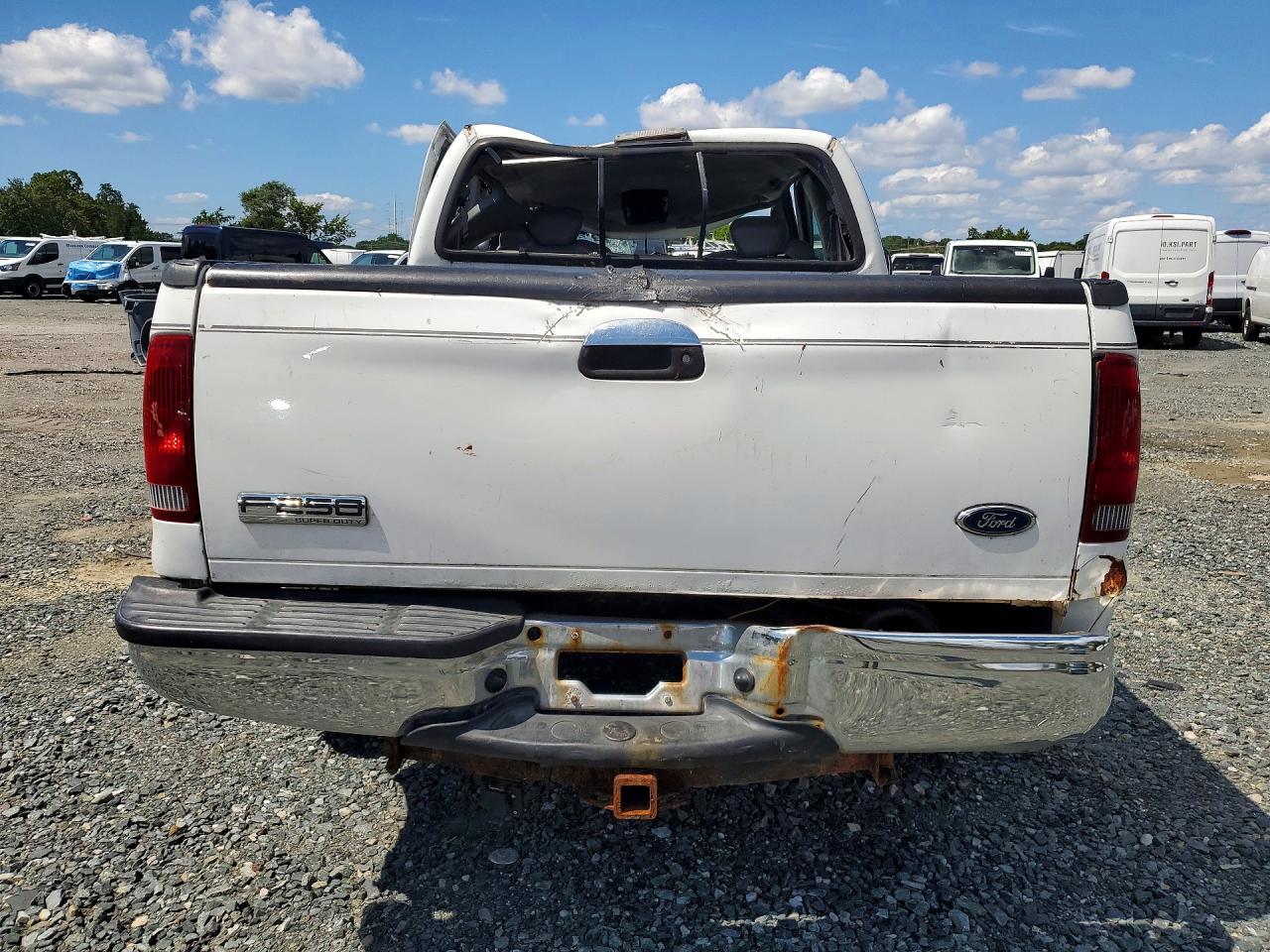 2006 Ford F250 Super Duty White vin: 1FTSX21556ED00770