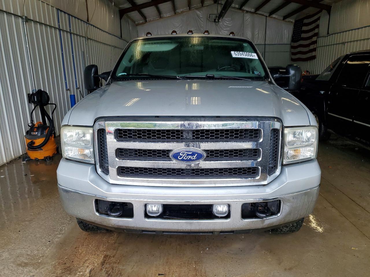 2005 Ford F250 Super Duty Silver vin: 1FTSX21565ED00081
