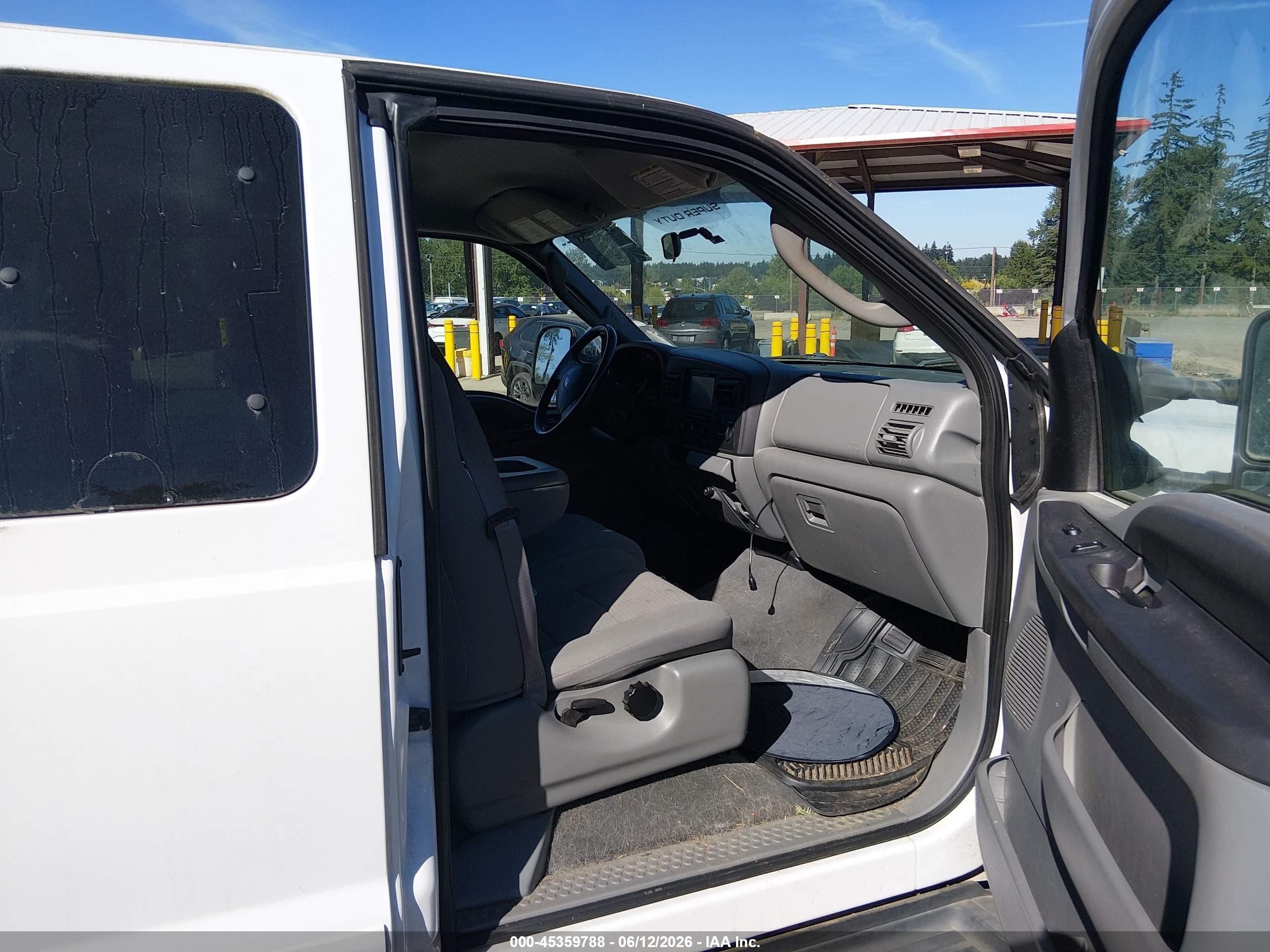 2006 Ford F-250   White vin: 1FTSX21P56EC43374